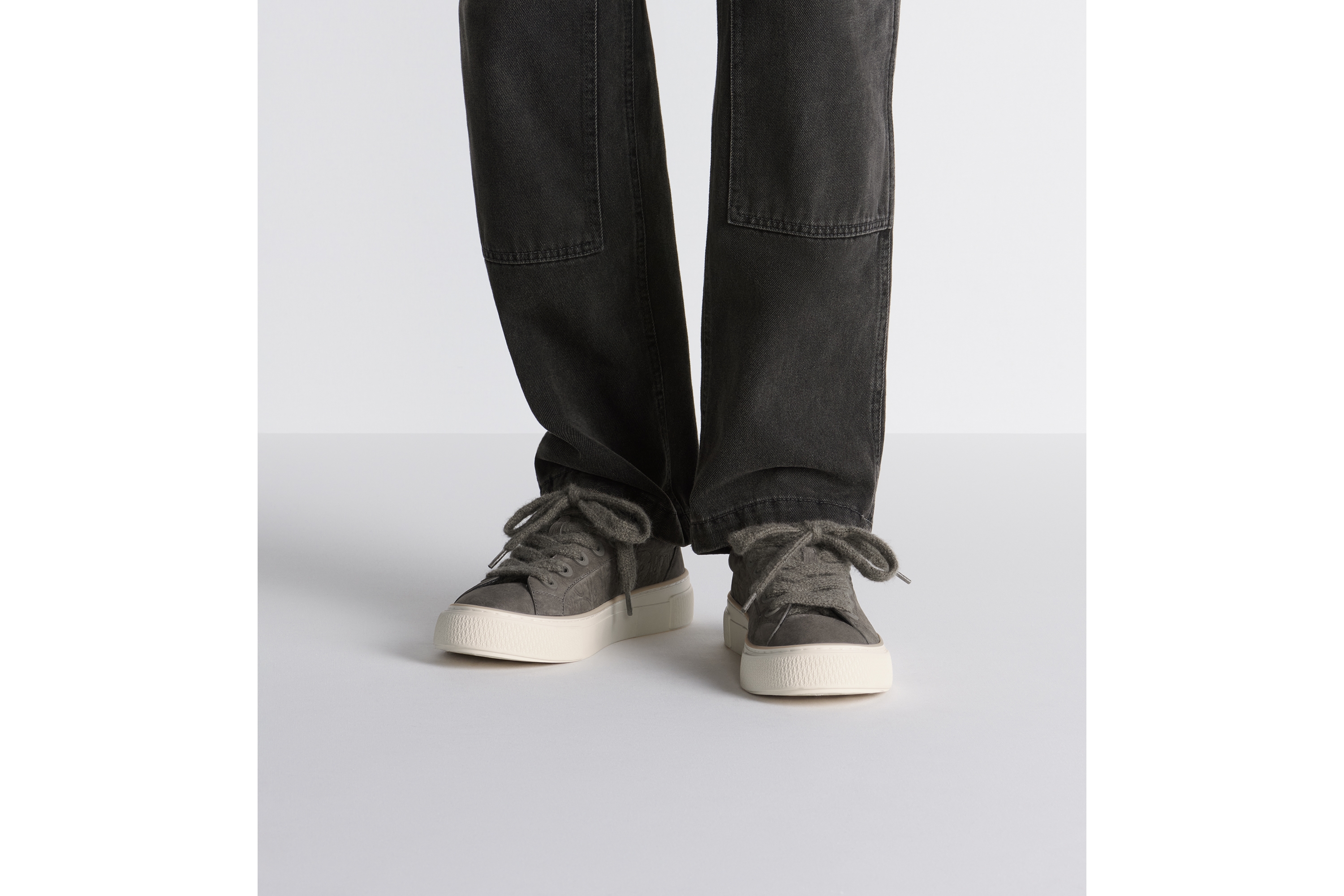 look_image_alt_prefix B33 Spin 运动鞋 灰色磨砂革和灰色 Dior Gravity 磨砂革 E23