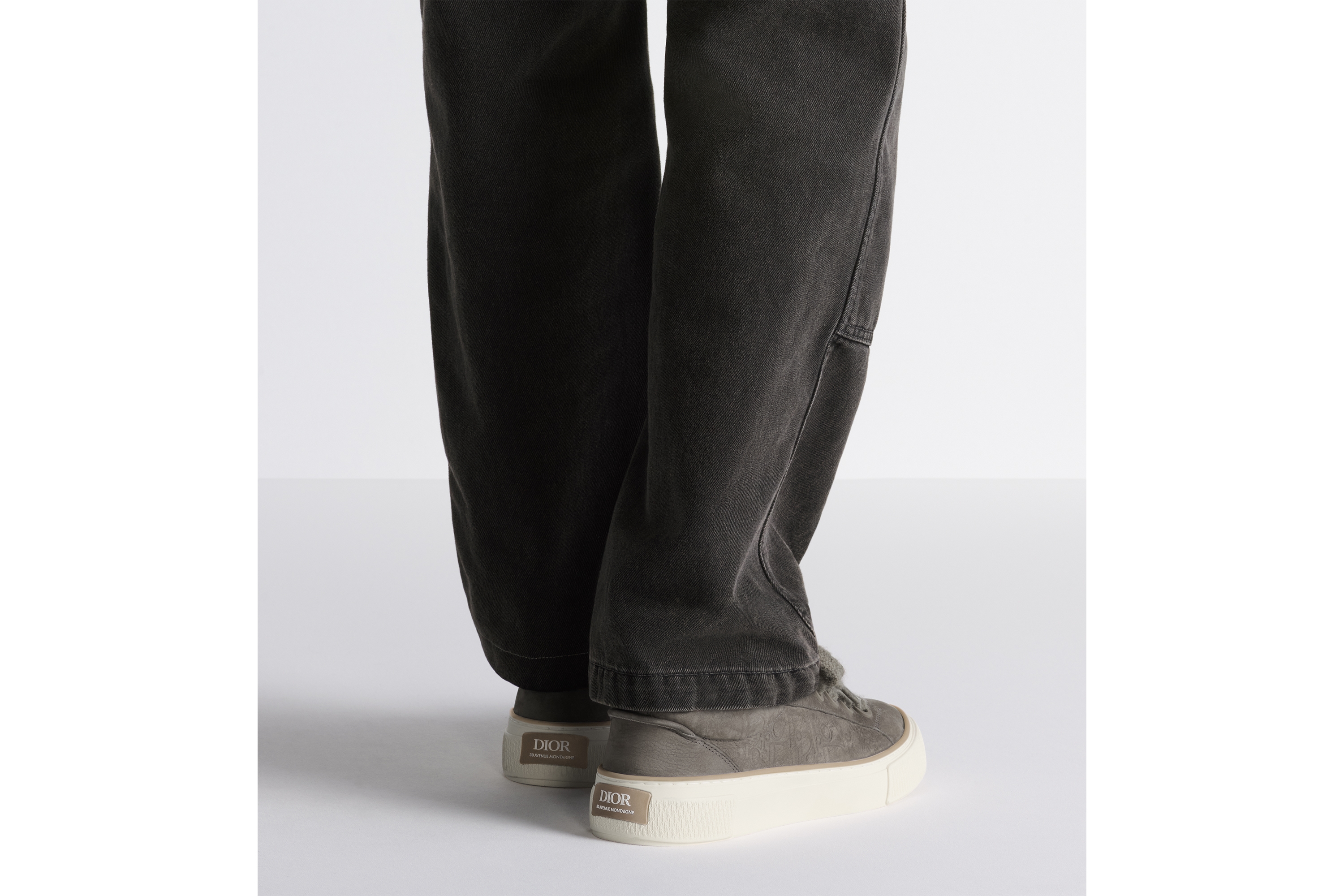 look_image_alt_prefix B33 Spin 运动鞋 灰色磨砂革和灰色 Dior Gravity 磨砂革 E24