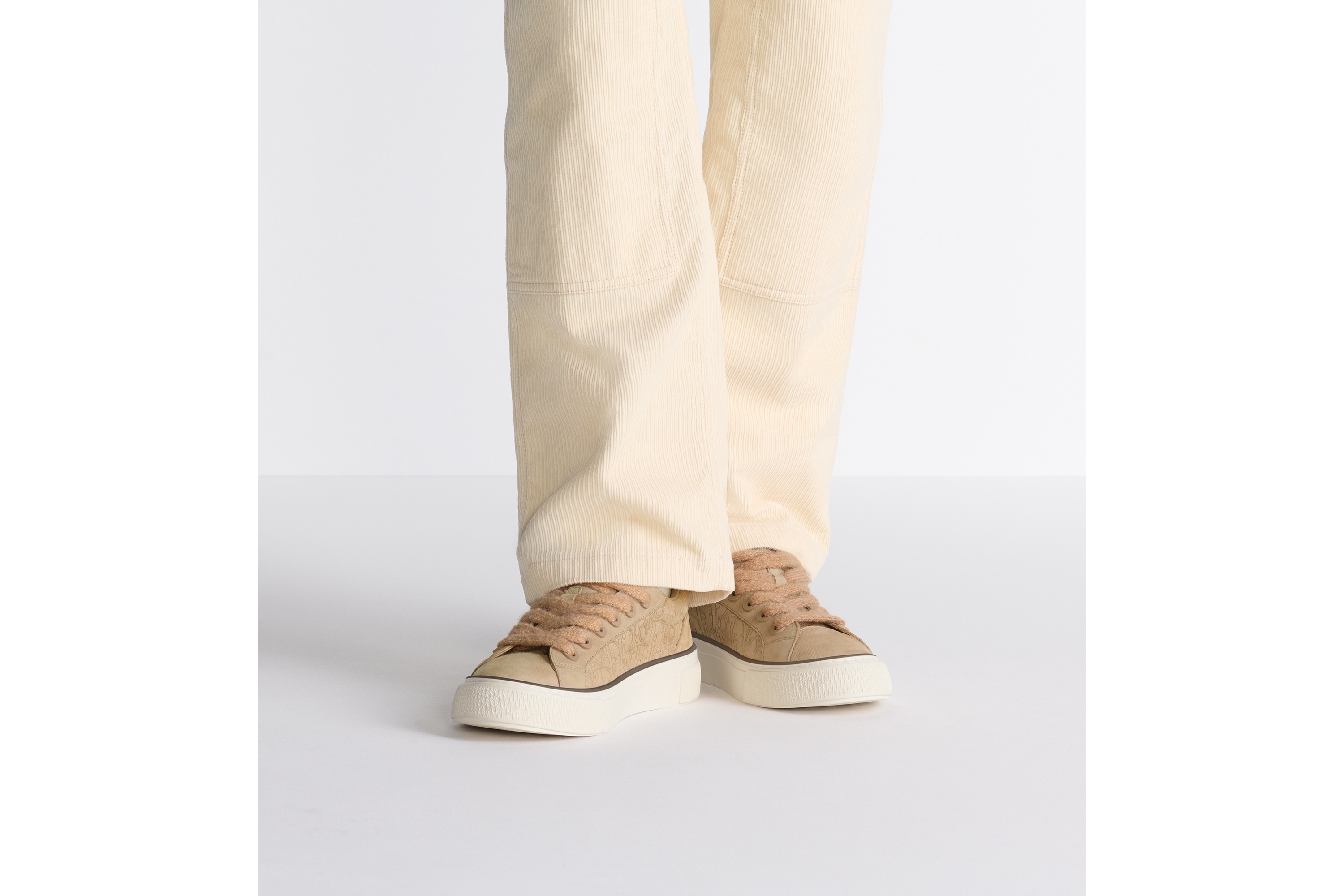 look_image_alt_prefix B33 Spin 运动鞋 米色磨砂革和米色 Dior Gravity 磨砂革 E23