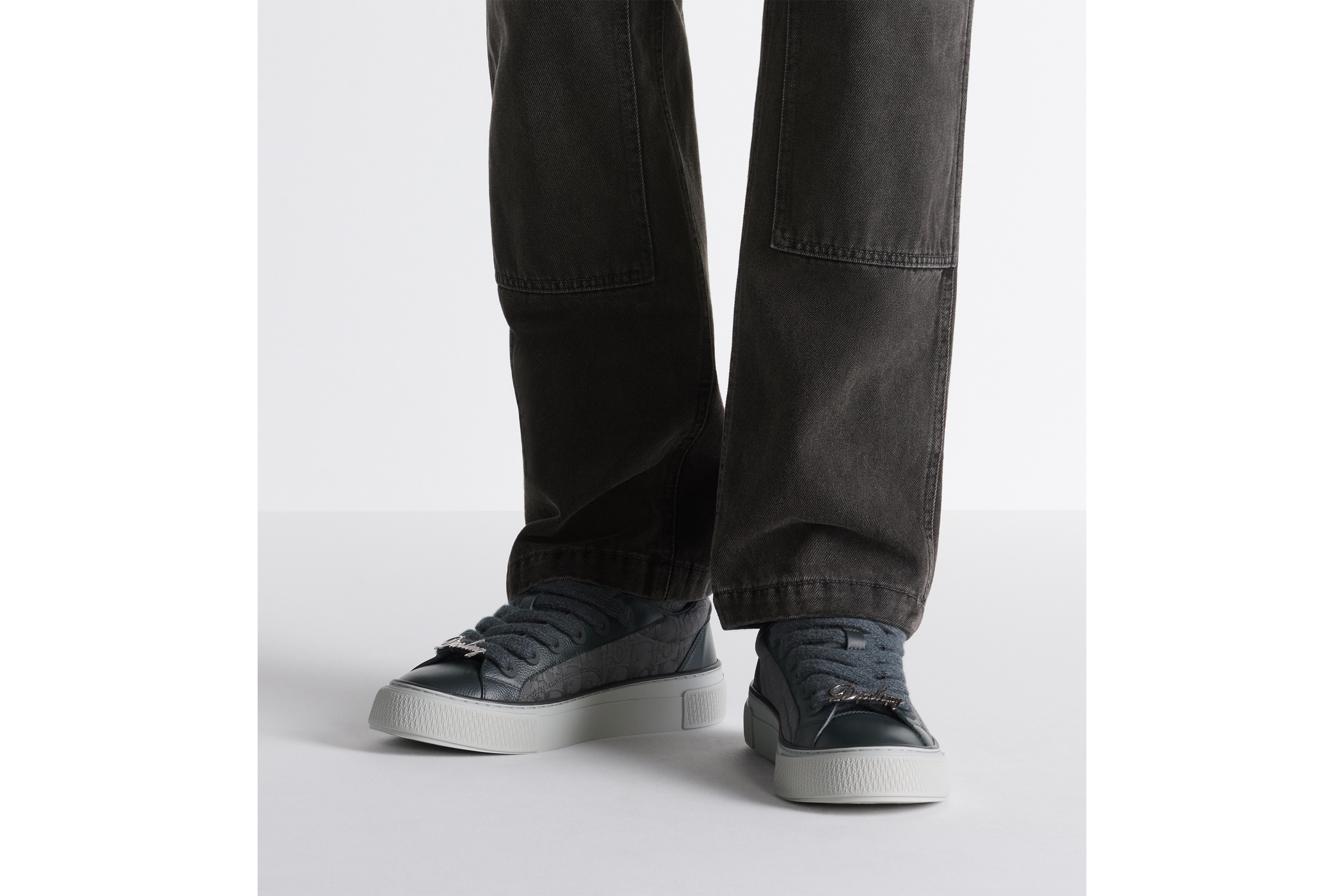 B33 Spin 运动鞋 – 限量编号版 煤灰色粒面牛皮革和煤灰色 Oblique 印花帆布 E23