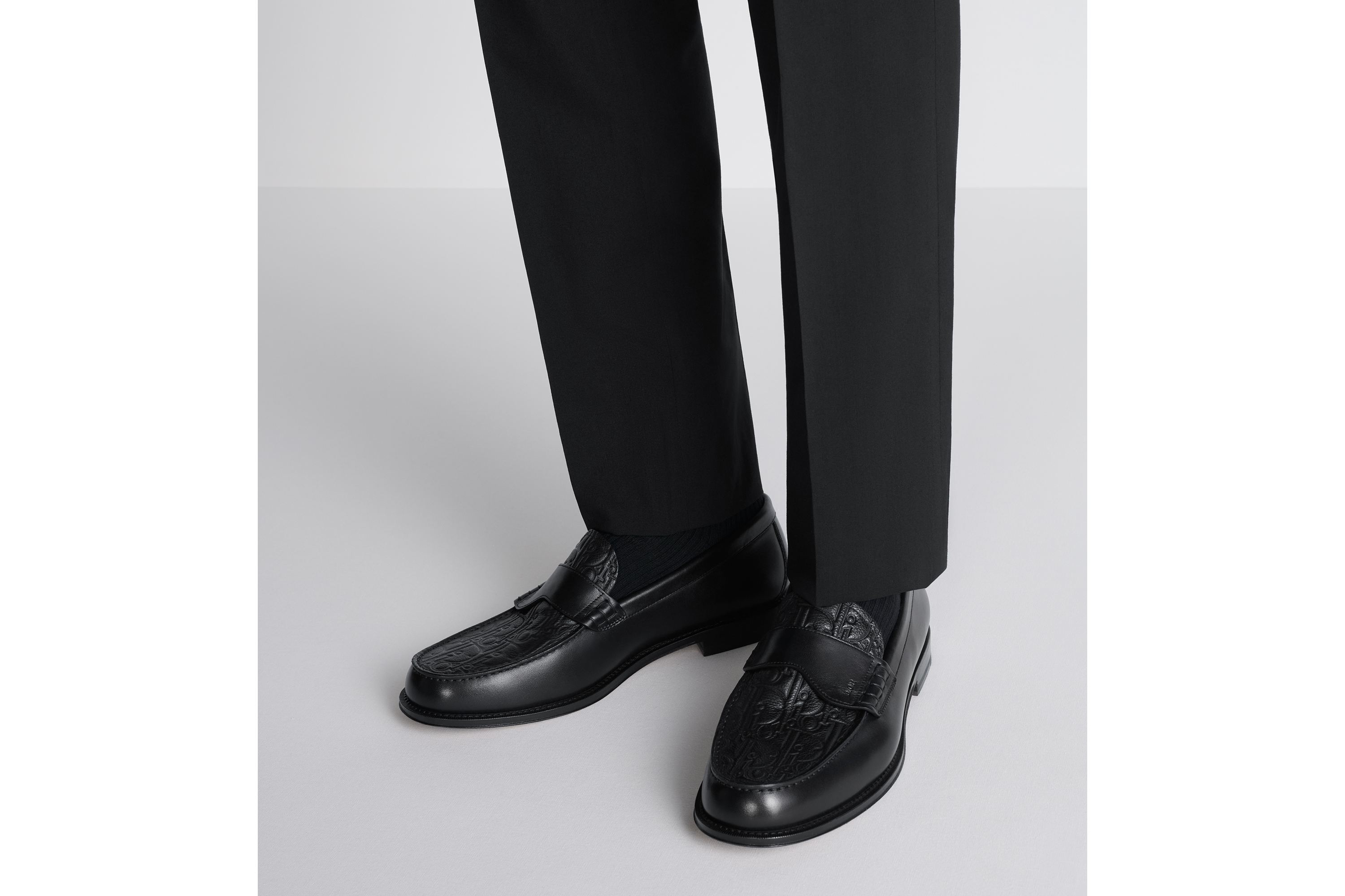 look_image_alt_prefix Dior Granville 乐福鞋 黑色光滑牛皮革和黑色 Dior Gravity 印花效果皮革 E23