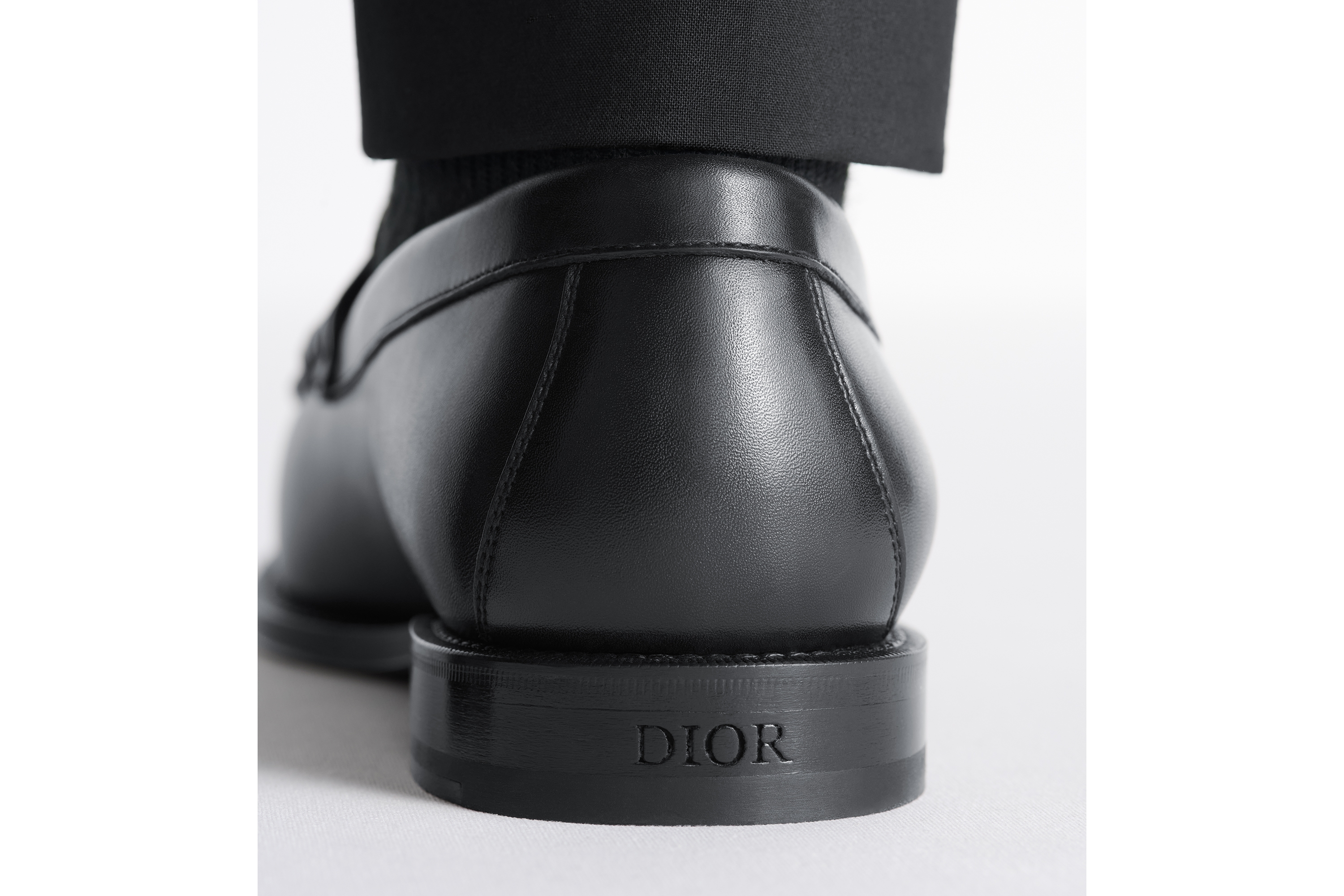 look_image_alt_prefix Dior Granville 乐福鞋 黑色光滑牛皮革和黑色 Dior Gravity 印花效果皮革 E24