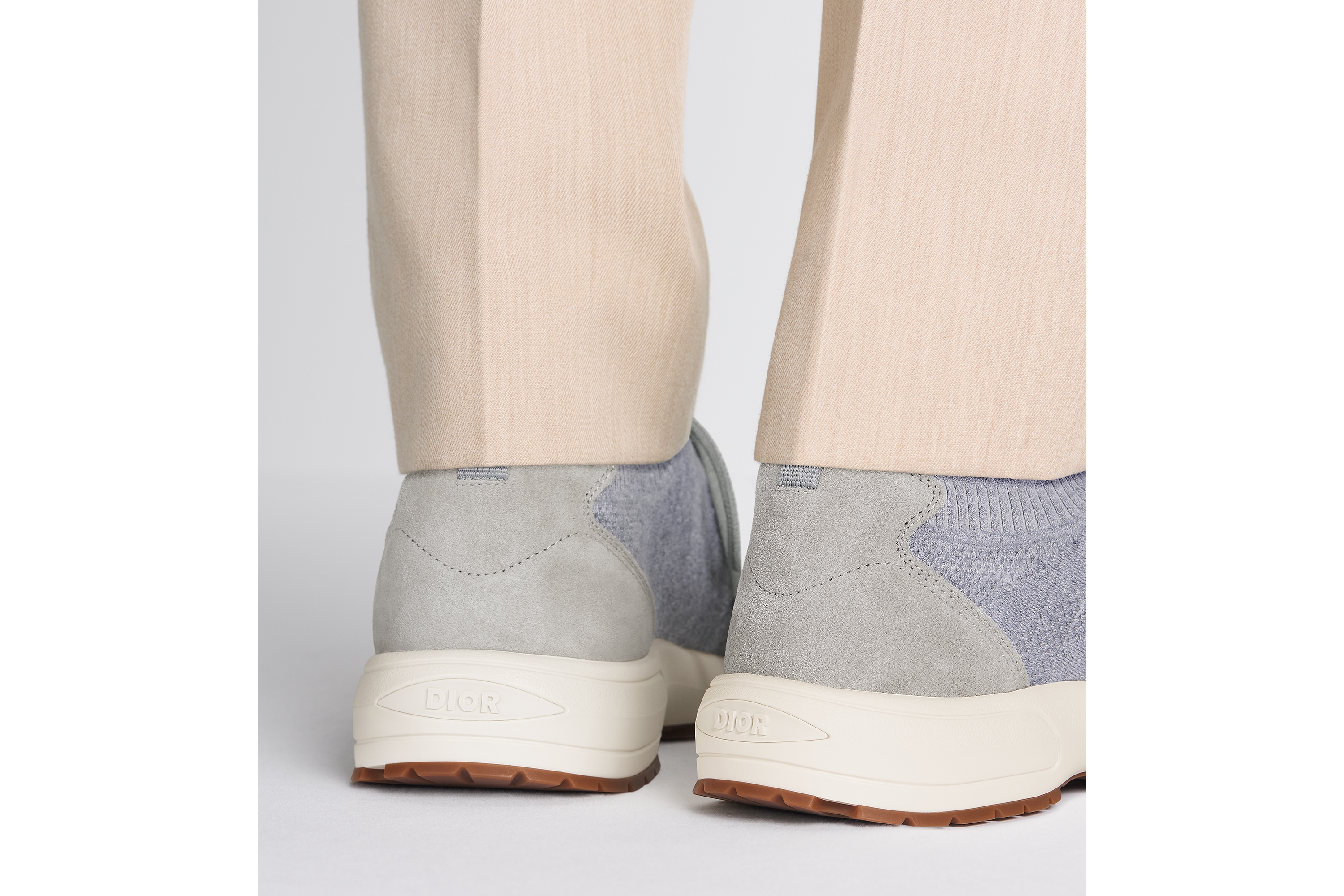 look_image_alt_prefix B80 Lounge 运动鞋 迪奥灰山羊绒，绵羊毛和桑蚕丝混纺针织面料藤格纹搭配迪奥灰绒面革 E24