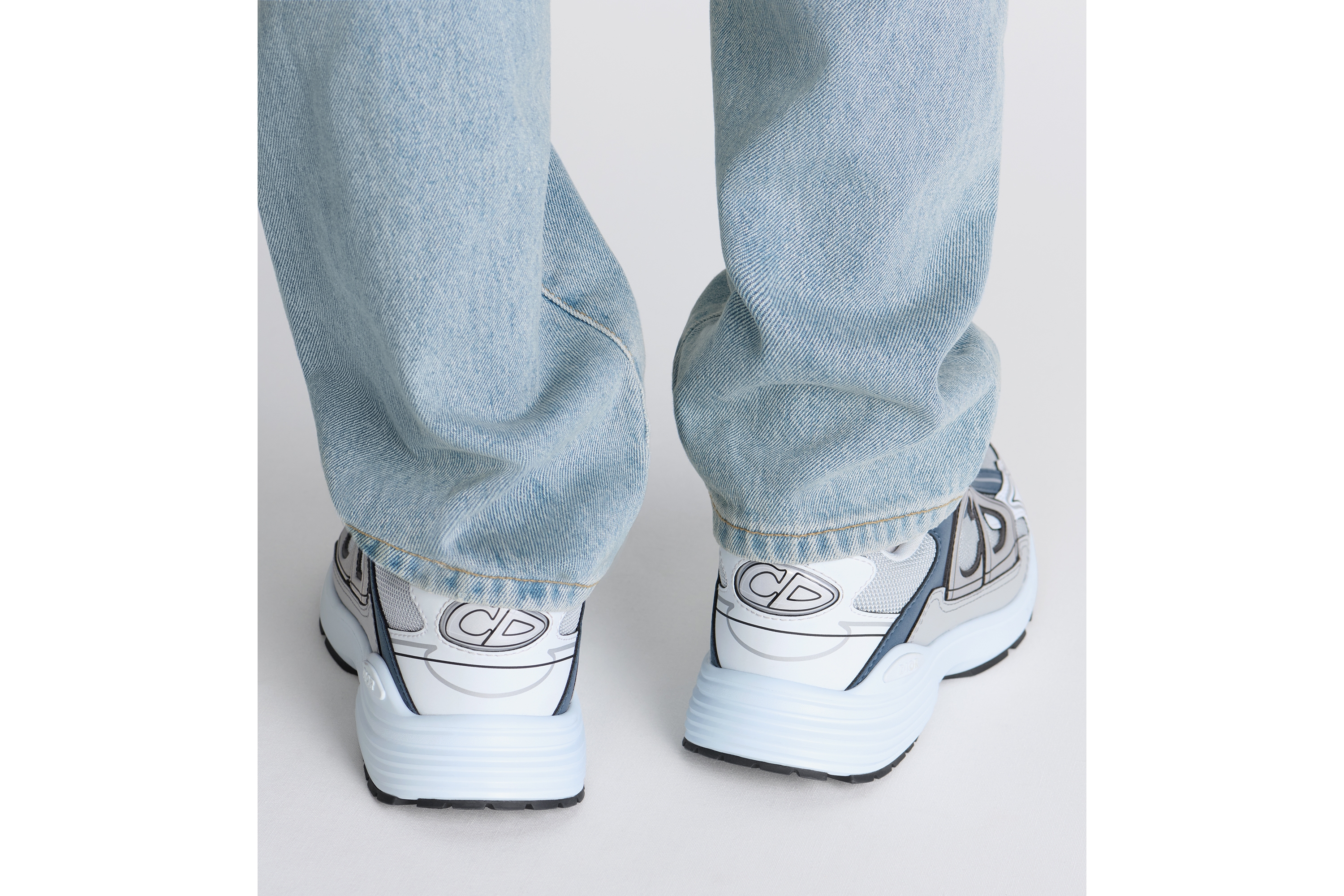 look_image_alt_prefix B30 Countdown 运动鞋 灰色网眼织物和淡蓝色、蓝色和灰色科技面料 E24