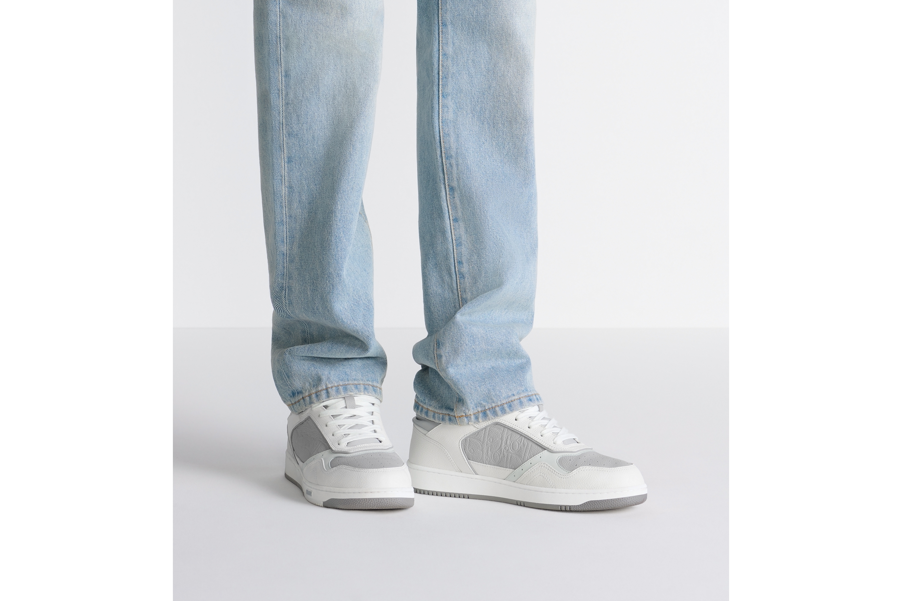 look_image_alt_prefix B27 Uptown 低帮运动鞋 白色和迪奥灰粒面牛皮革搭配迪奥灰 Dior Gravity 印花效果皮革 E23