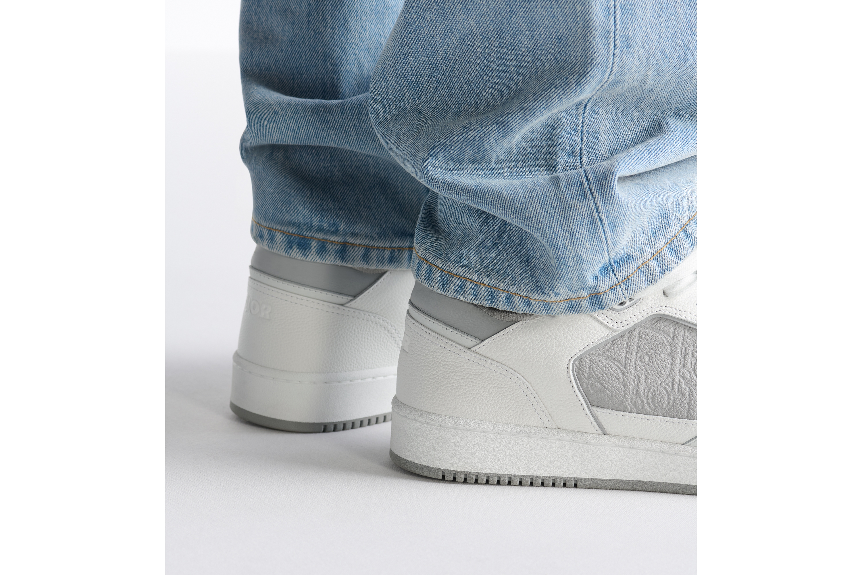 look_image_alt_prefix B27 Uptown 低帮运动鞋 白色和迪奥灰粒面牛皮革搭配迪奥灰 Dior Gravity 印花效果皮革 E24