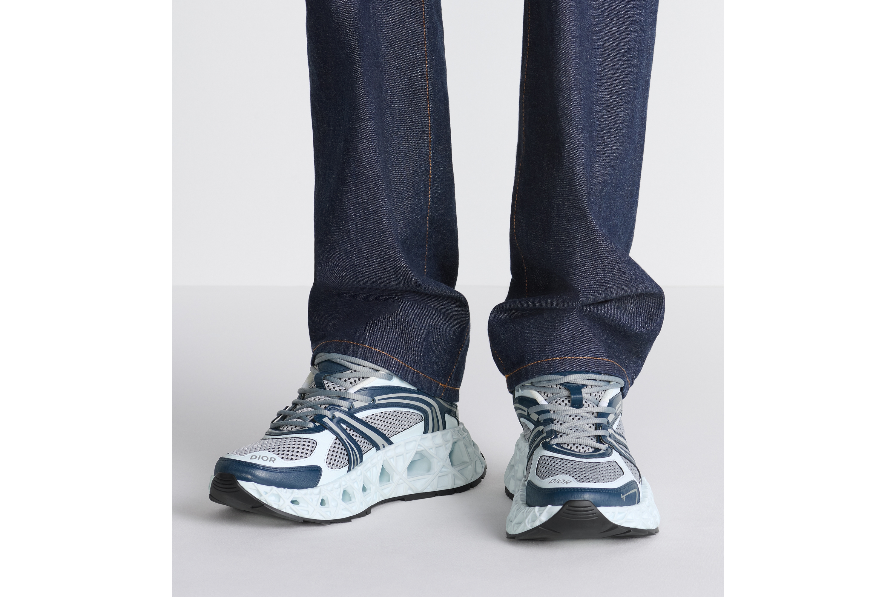 look_image_alt_prefix B35 NXXT 运动鞋 淡蓝色和海军蓝色科技面料搭配灰色网眼织物 E23