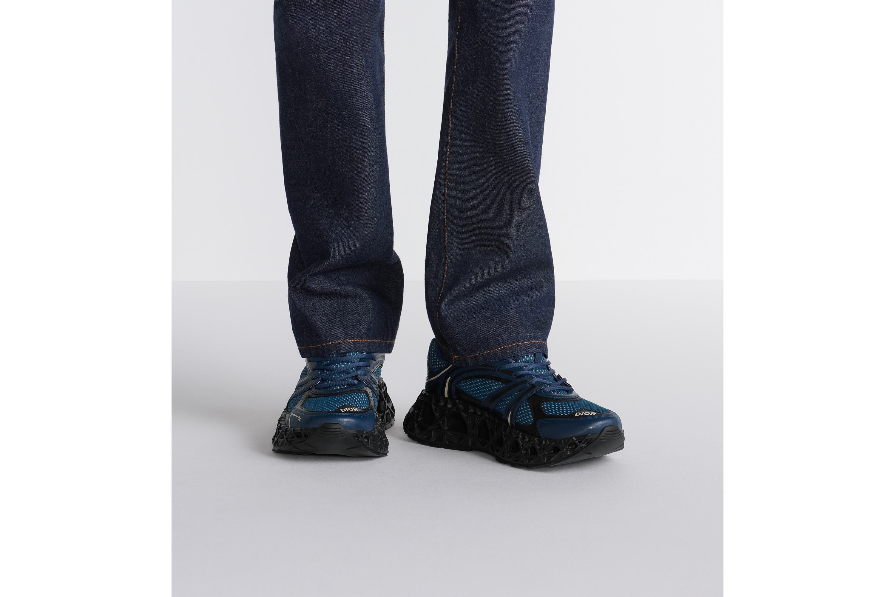 look_image_alt_prefix B35 NXXT 运动鞋 蓝色和黑色科技面料搭配蓝色网眼织物 E23