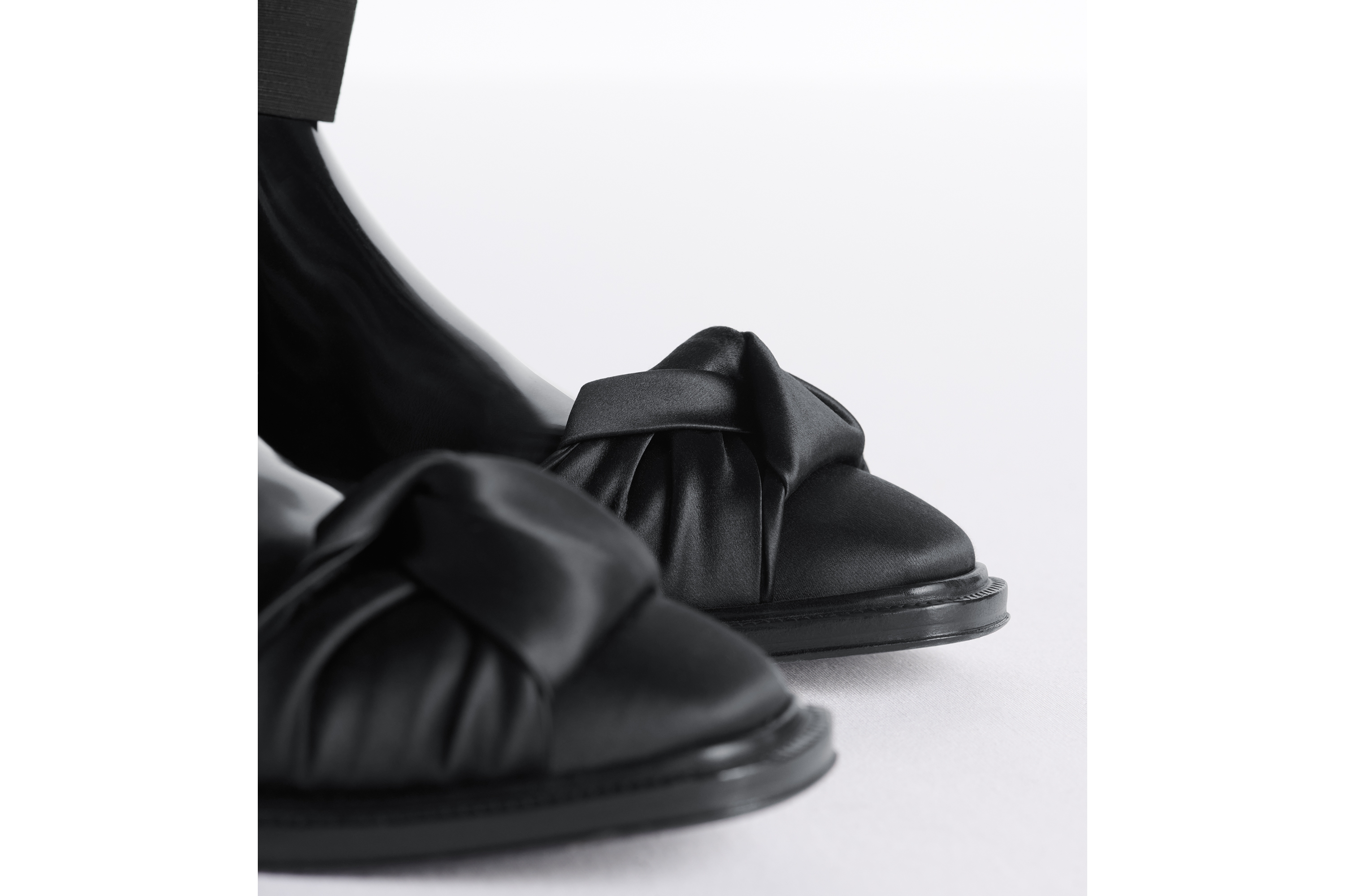 look_image_alt_prefix Dior Palmarès 拉链及踝靴 黑色光泽牛皮革和黑色缎面 E24