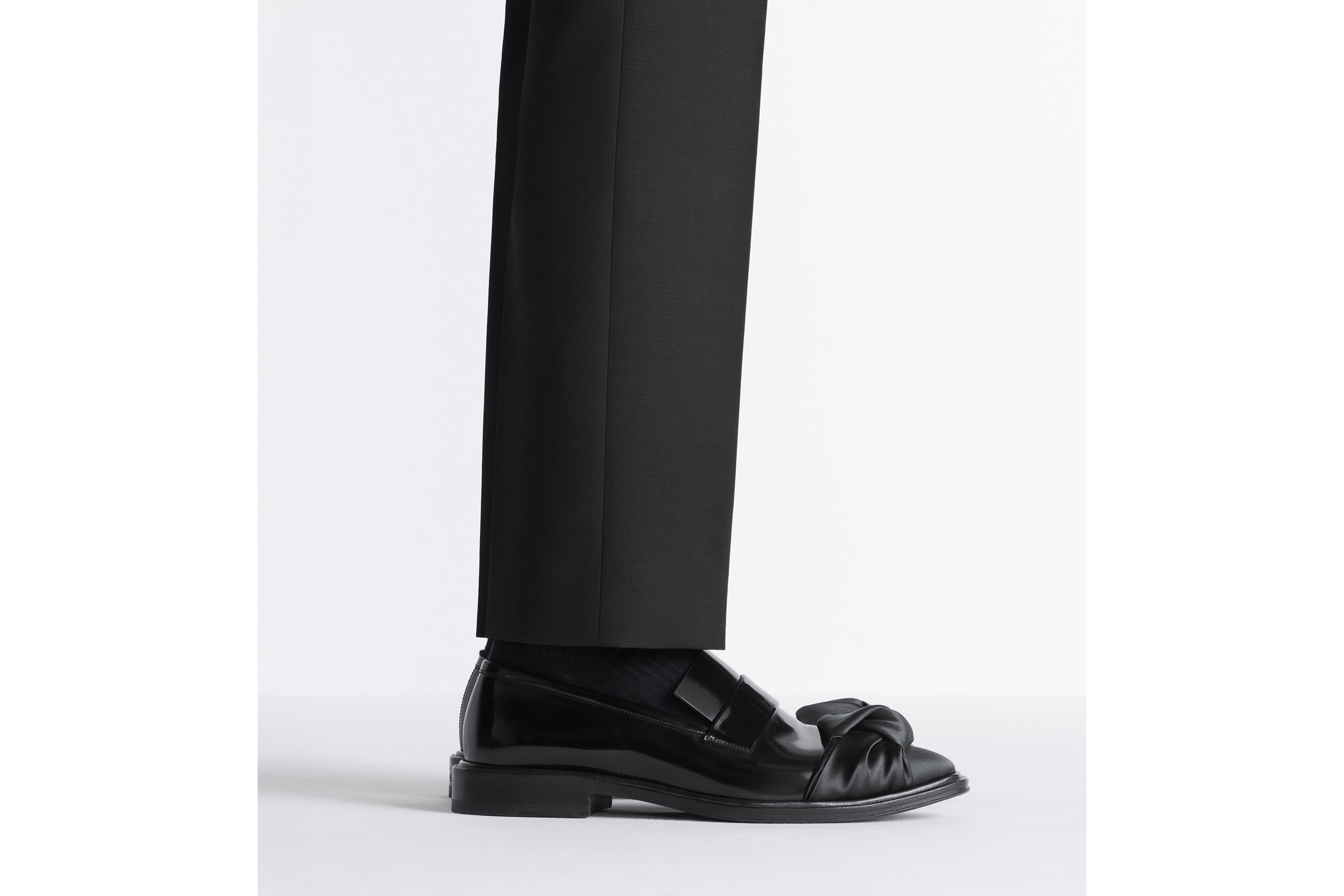 Dior Palmarès 乐福鞋 黑色光泽牛皮革和黑色缎面 E23