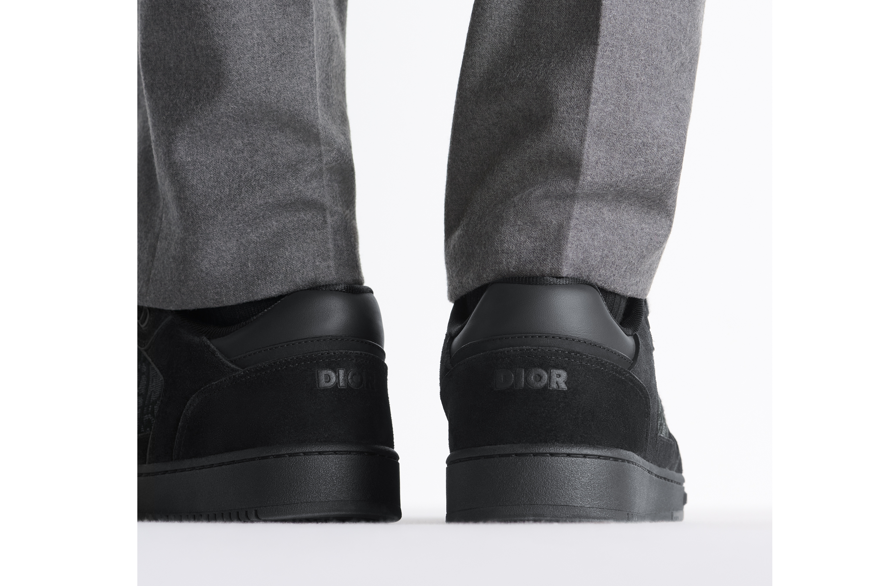 look_image_alt_prefix B27 Uptown 低帮运动鞋 黑色绒面革、黑色光滑牛皮革和黑色 Oblique 印花面料 E24