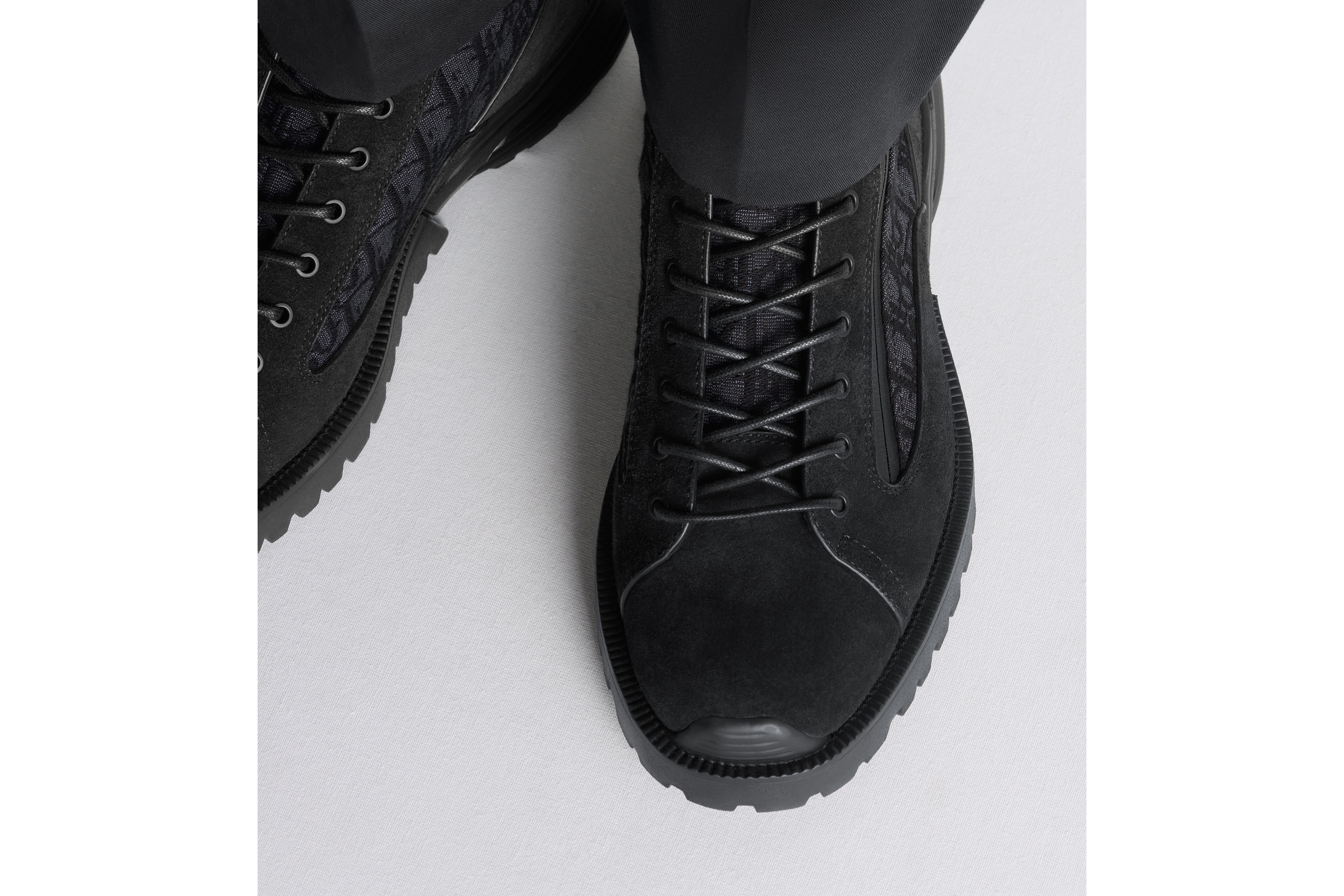 look_image_alt_prefix Dior Combat 及踝靴 黑色绒面革和黑色 Oblique 印花面料 E24