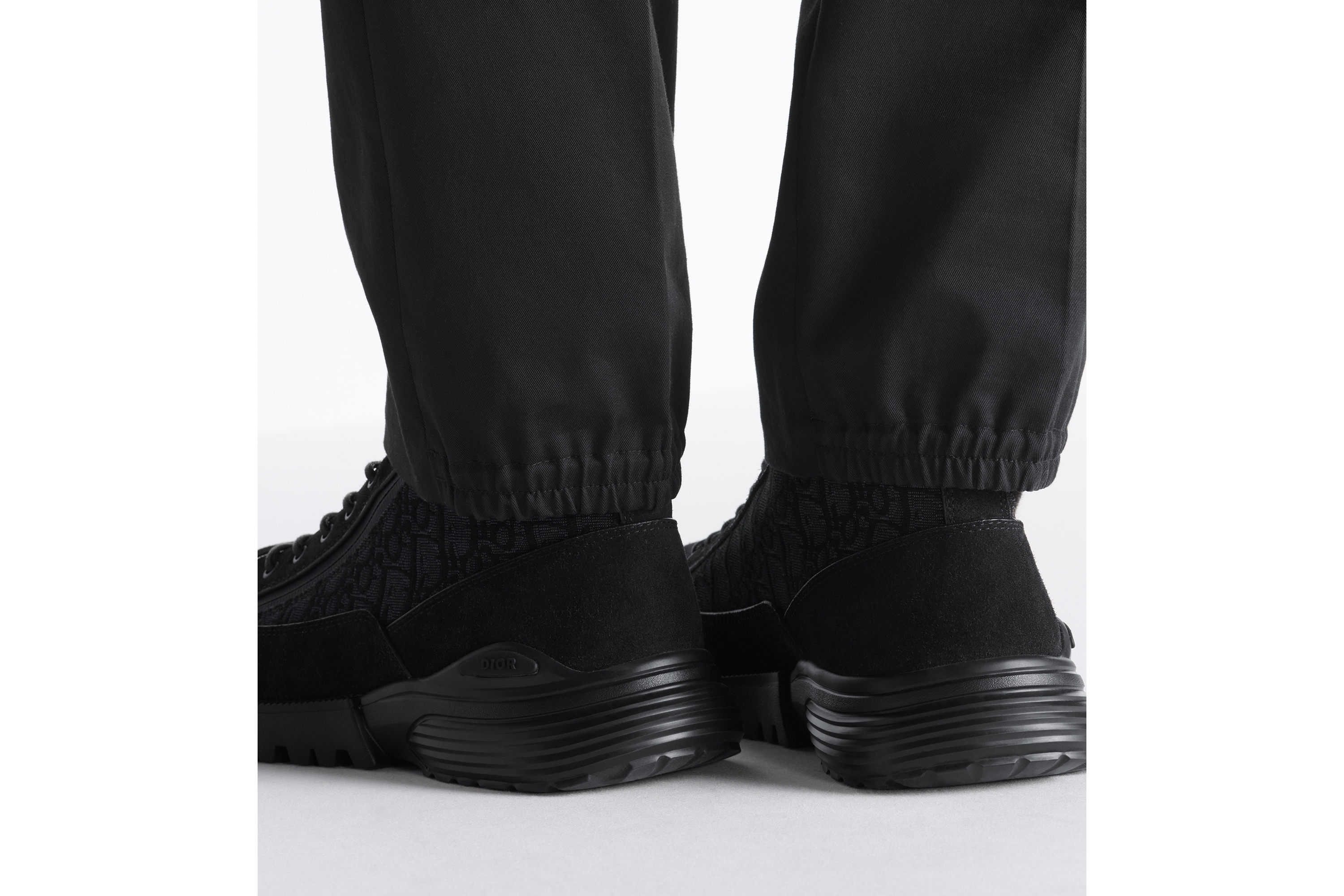 look_image_alt_prefix Dior Combat 及踝靴 黑色绒面革和黑色 Oblique 印花面料 E25