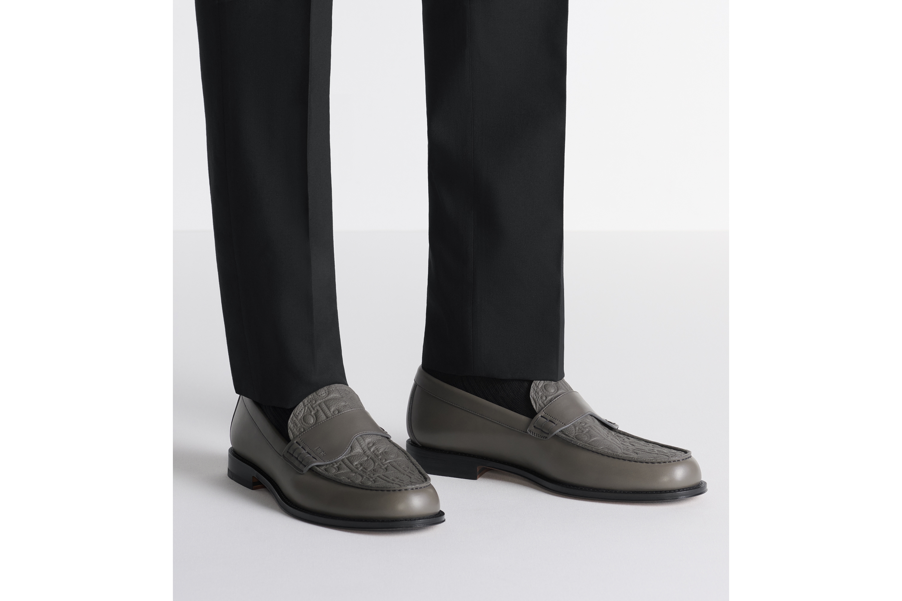 look_image_alt_prefix Dior Granville 乐福鞋 灰色光滑牛皮革和灰色 Dior Gravity 印花效果皮革 E23