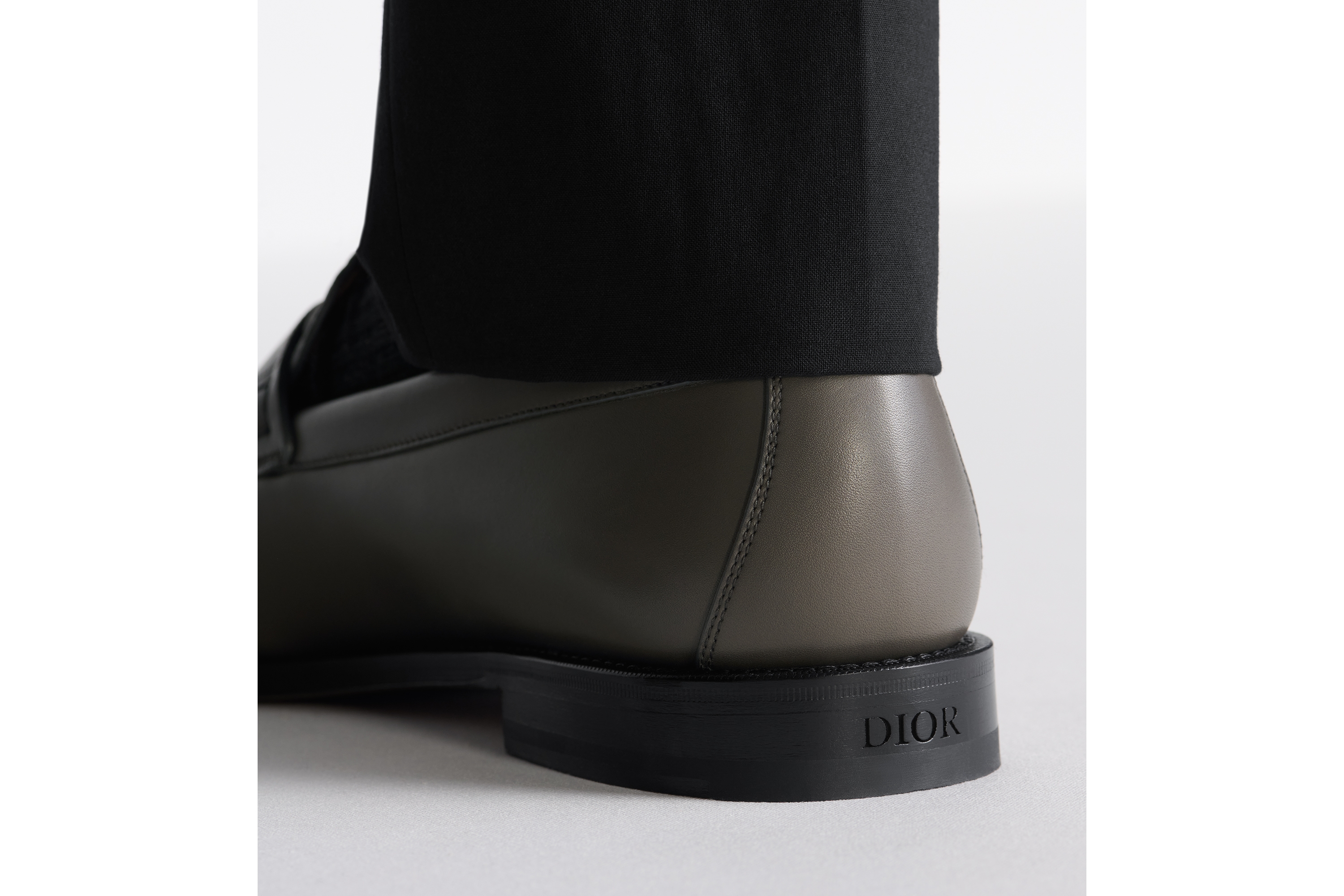 look_image_alt_prefix Dior Granville 乐福鞋 灰色光滑牛皮革和灰色 Dior Gravity 印花效果皮革 E24