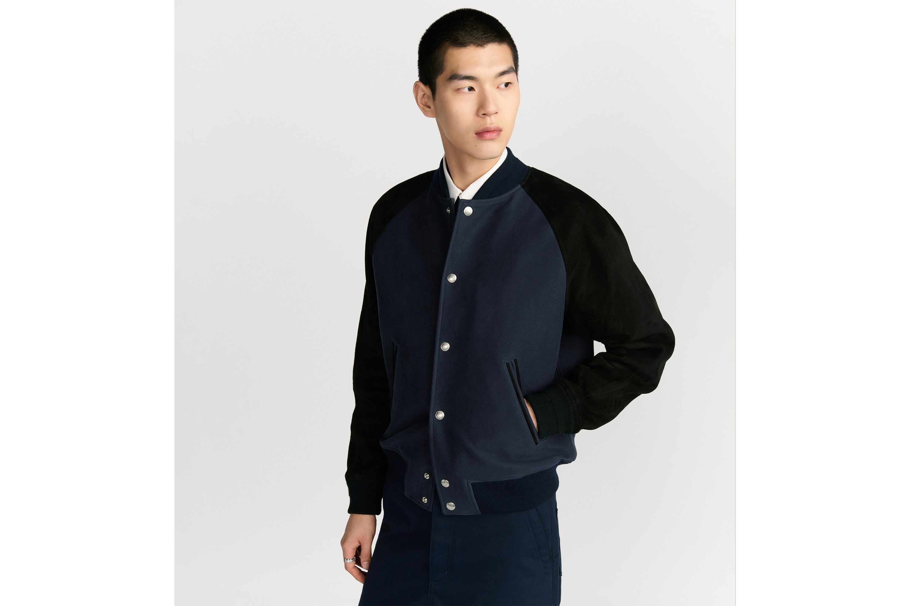 look_image_alt_prefix 棒球夹克 蓝色绒面羊皮革和棉质面料 Dior Ribbon 标志 E01