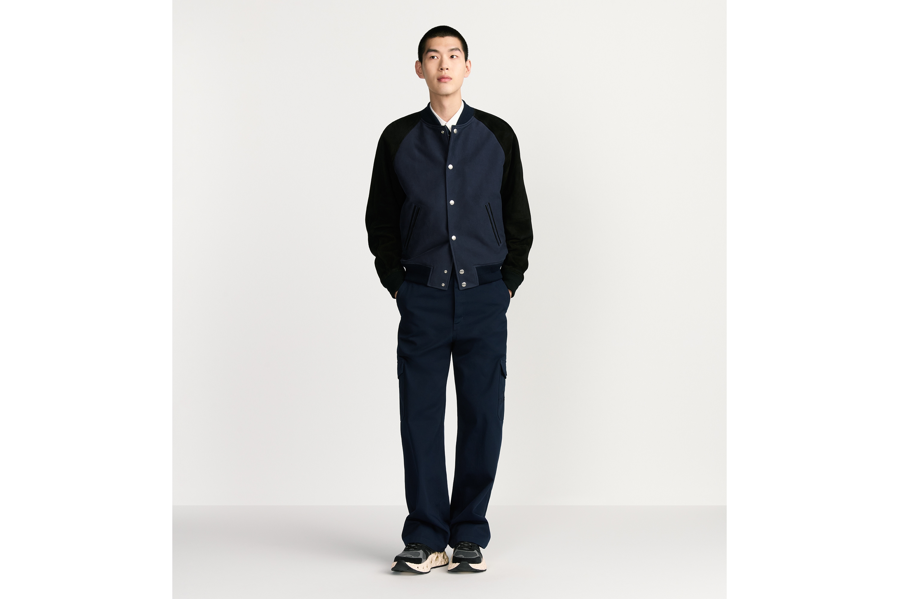 look_image_alt_prefix 工装裤 蓝色棉质斜纹面料 Dior Ribbon 标志 E02