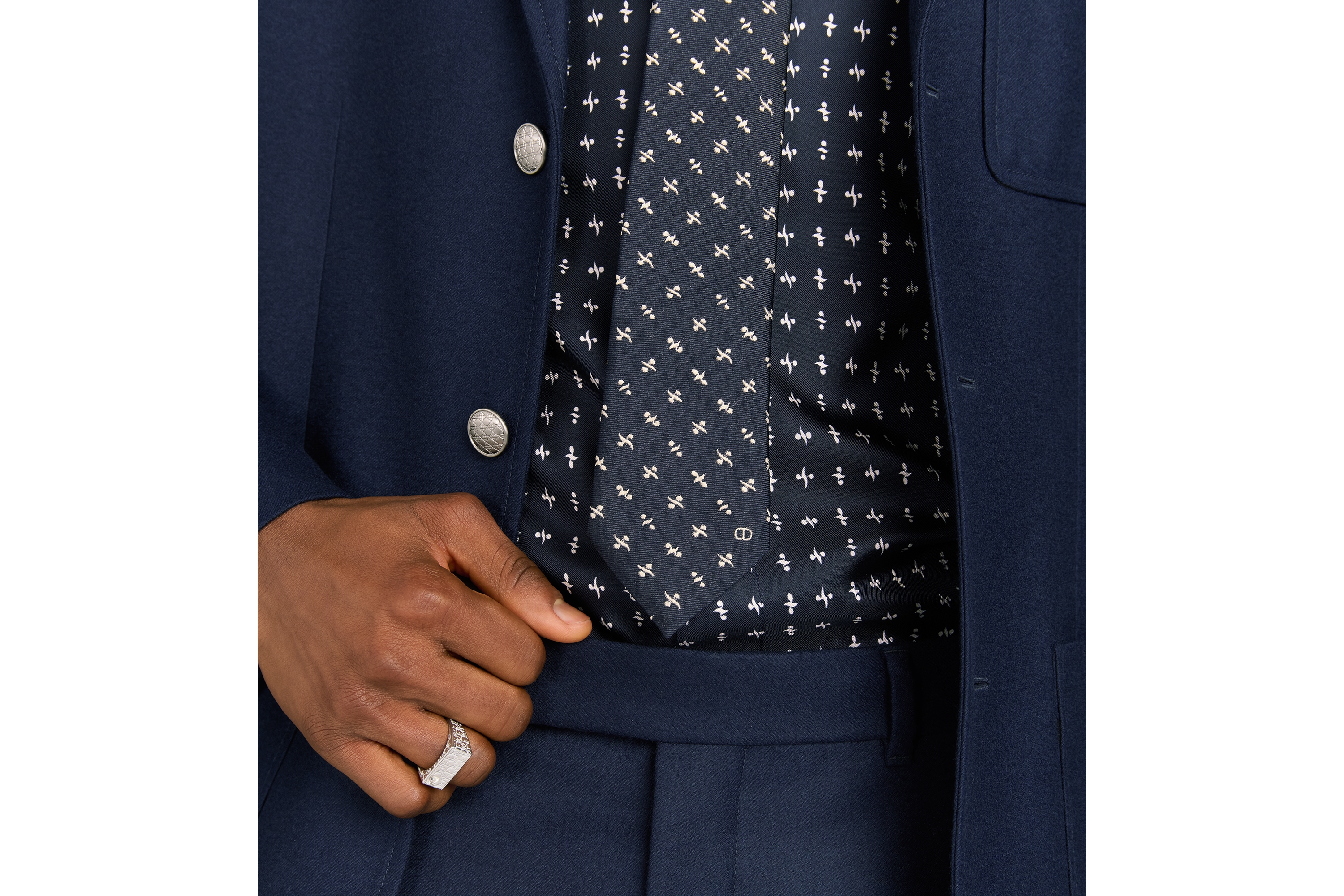 look_image_alt_prefix Dior 印花领带 海军蓝色和白色桑蚕丝面料 Monsieur Dior 图案 E36