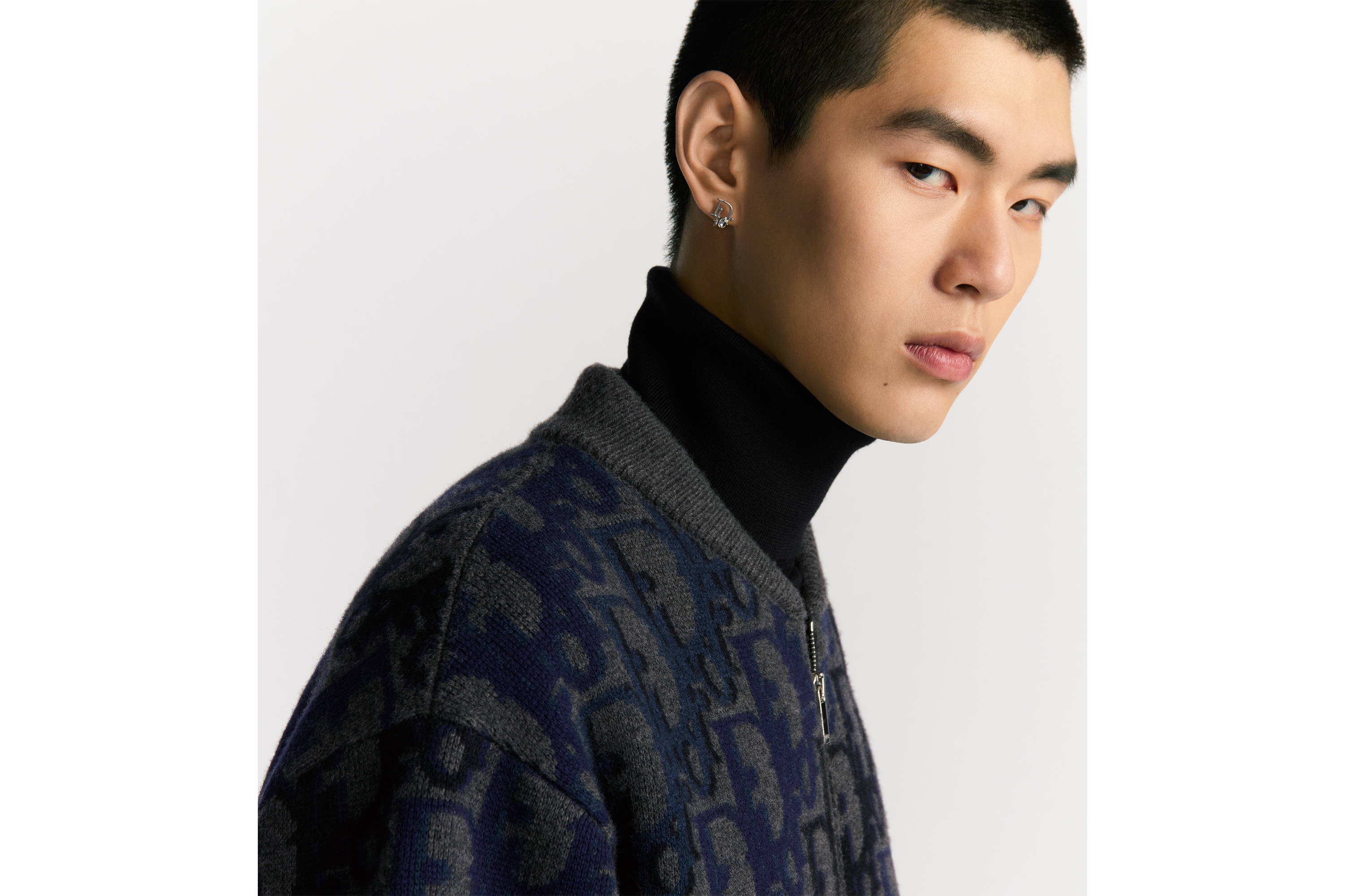 look_image_alt_prefix Dior Sparkle 耳环 银色饰面铜合金和白色晶体装饰 E04