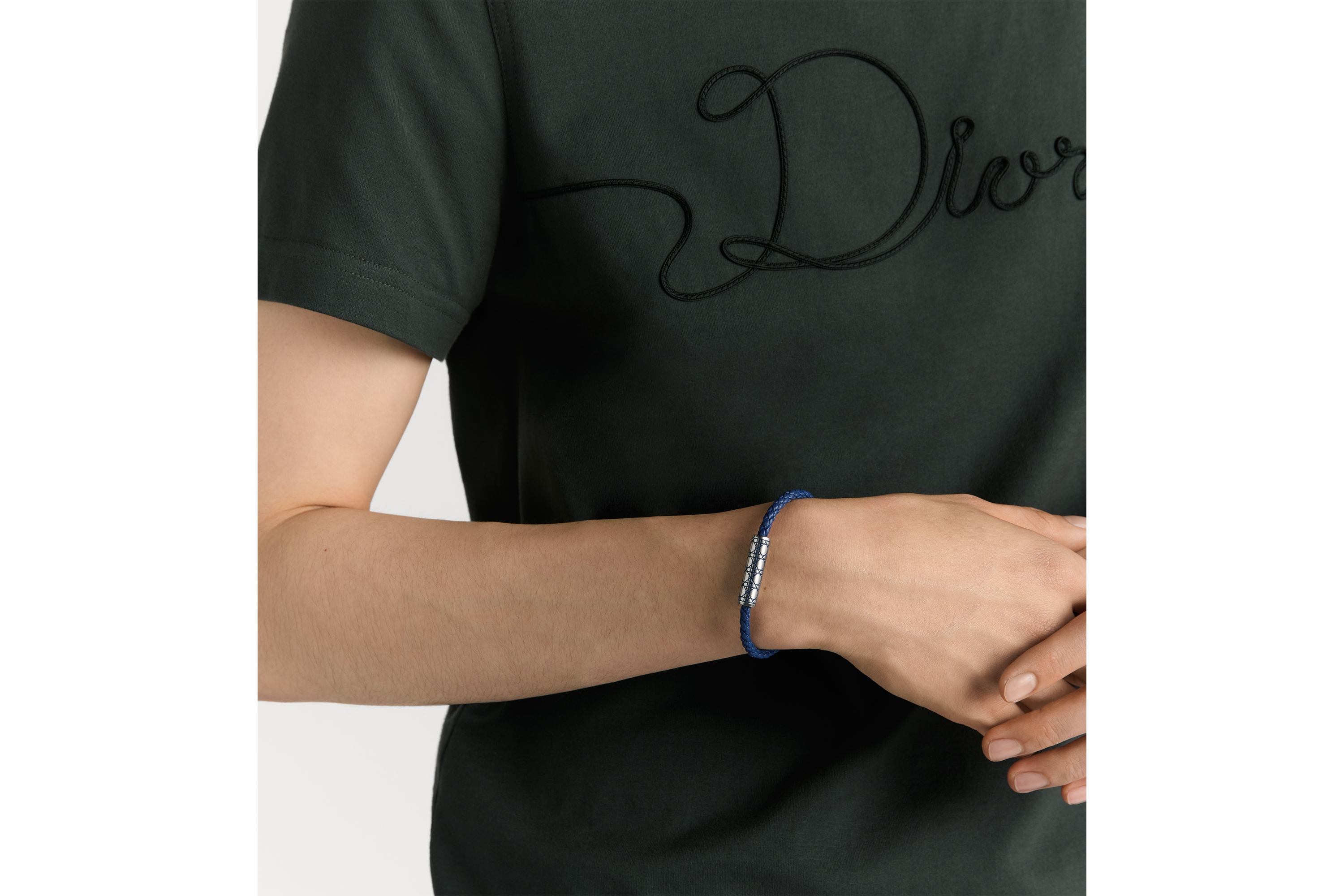 编织皮革手链 深蓝色羊皮革、银色饰面铜合金和深蓝色涂漆藤格纹图案 E39