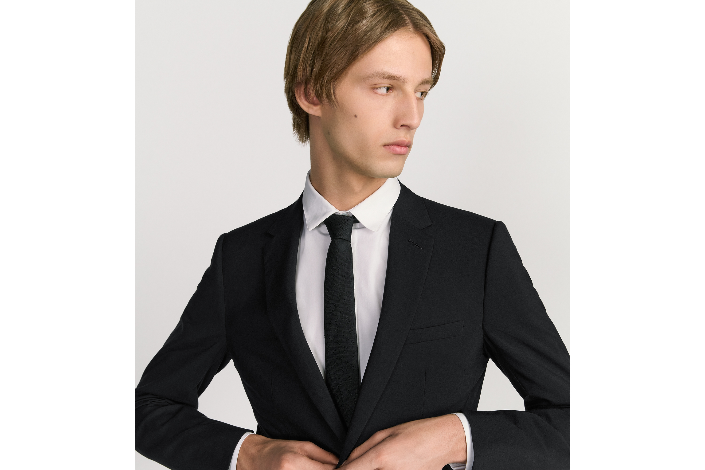 look_image_alt_prefix Dior 印花领带 黑色桑蚕丝面料 CD Icon 标志铃兰图案 E35