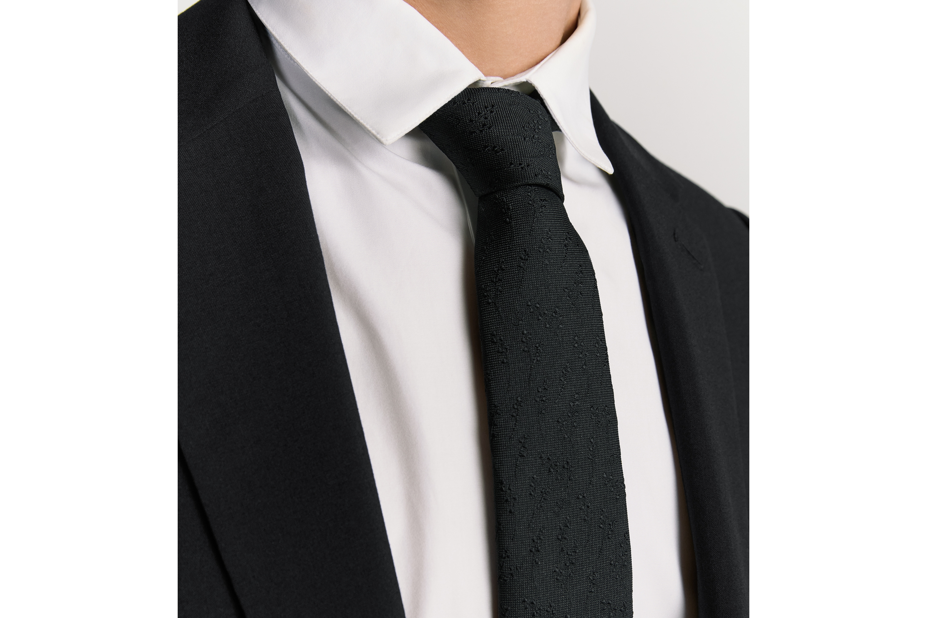 look_image_alt_prefix Dior 印花领带 黑色桑蚕丝面料 CD Icon 标志铃兰图案 E36