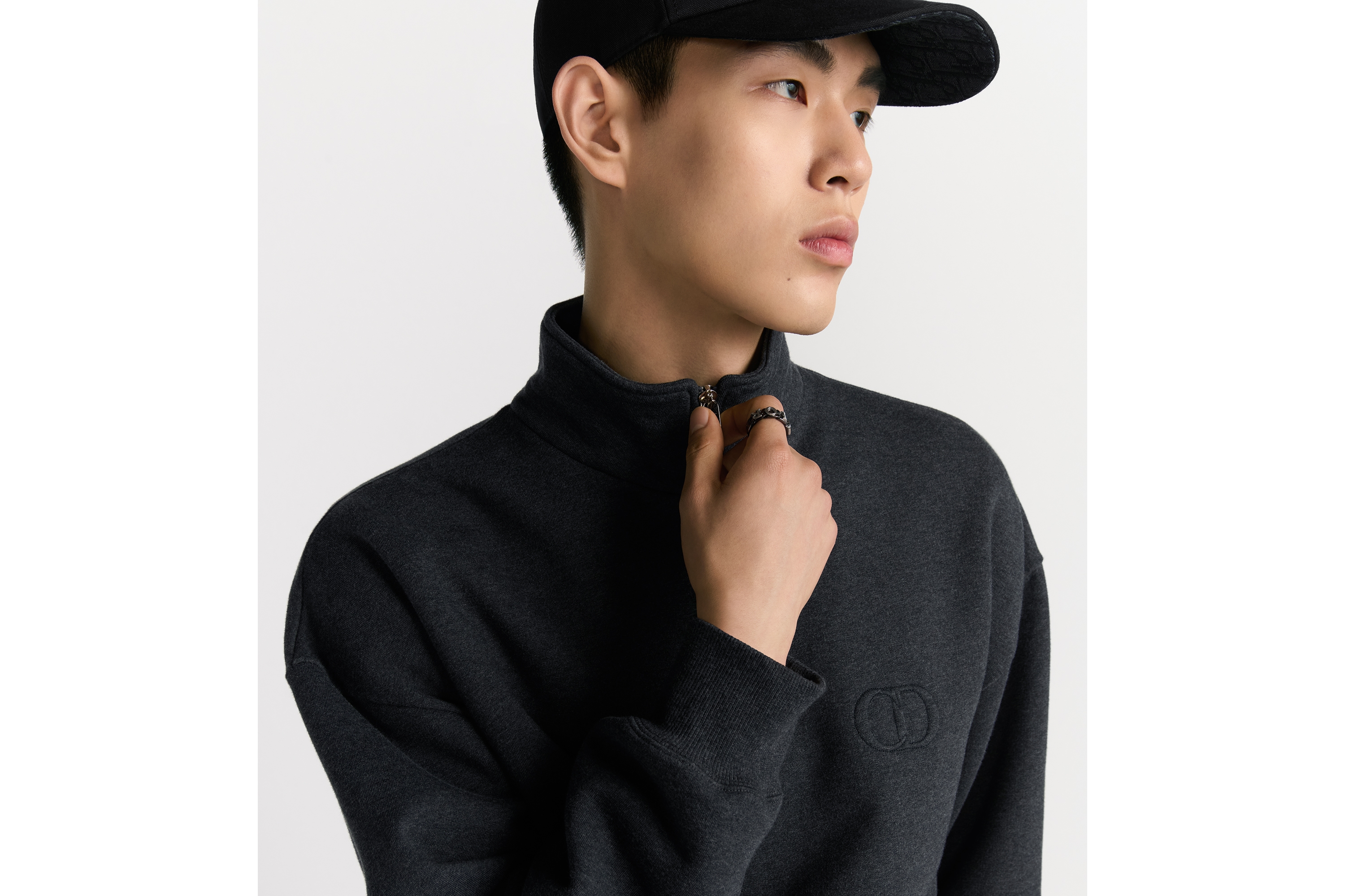 look_image_alt_prefix 半拉链卫衣 深灰色棉质起绒面料 CD Icon 刺绣 E04