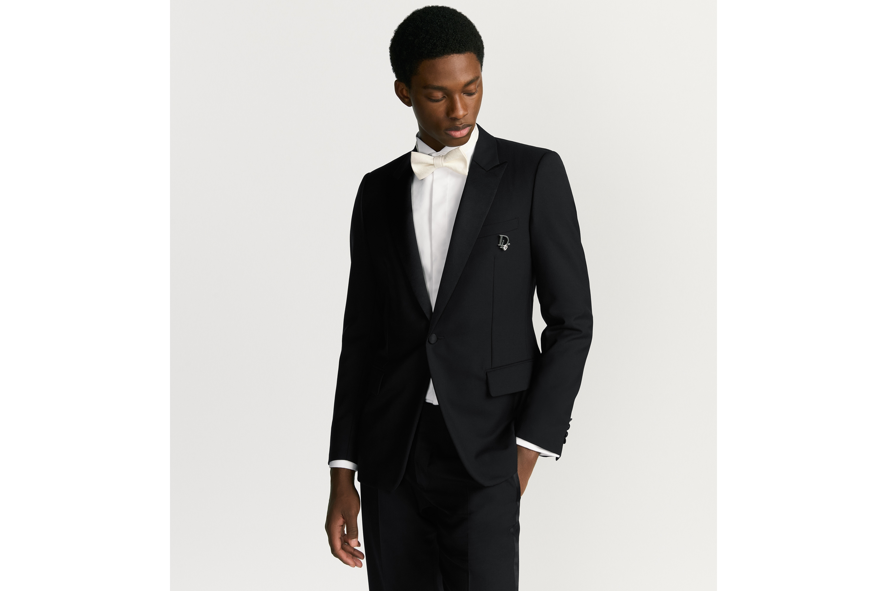 look_image_alt_prefix Dior Sparkle 胸针 银色饰面铜合金搭配白色晶体和灰色人工树脂装饰 E39