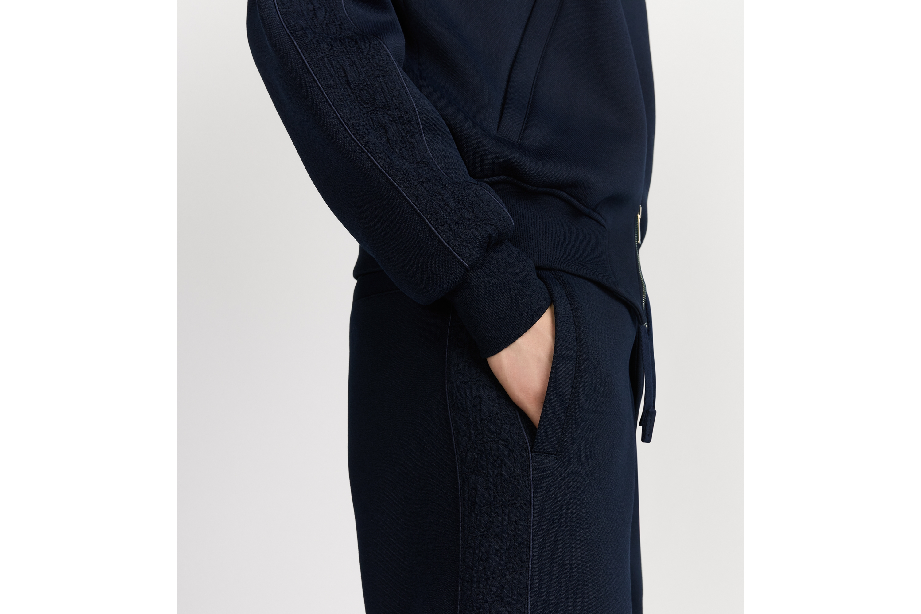 look_image_alt_prefix 运动长裤 海军蓝色棉质混纺平纹针织面料 Oblique 印花 E16