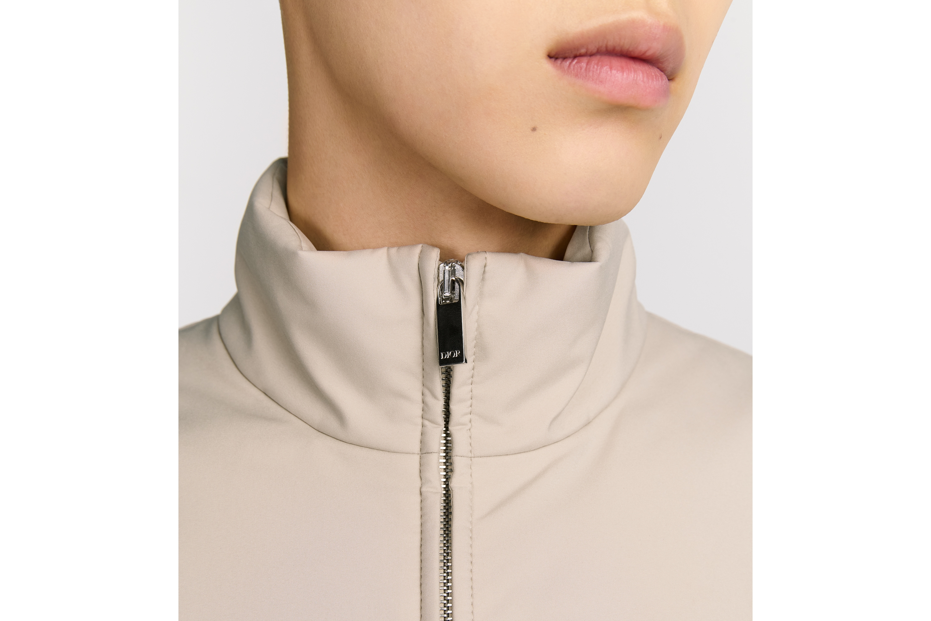 look_image_alt_prefix 拉链背心 米色科技面料 CD Icon 刺绣 E05