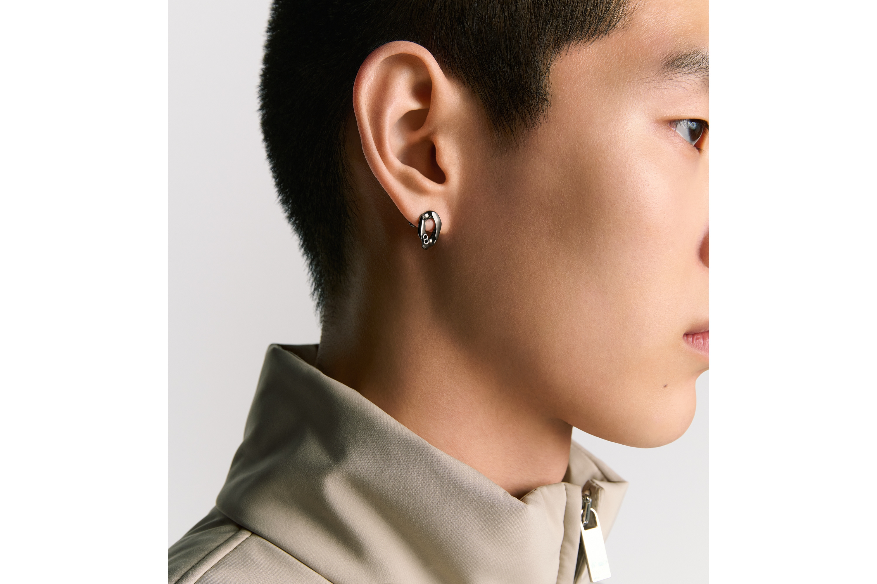 look_image_alt_prefix Dior Contrast 耳环 金属覆层和银色饰面铜合金 E40