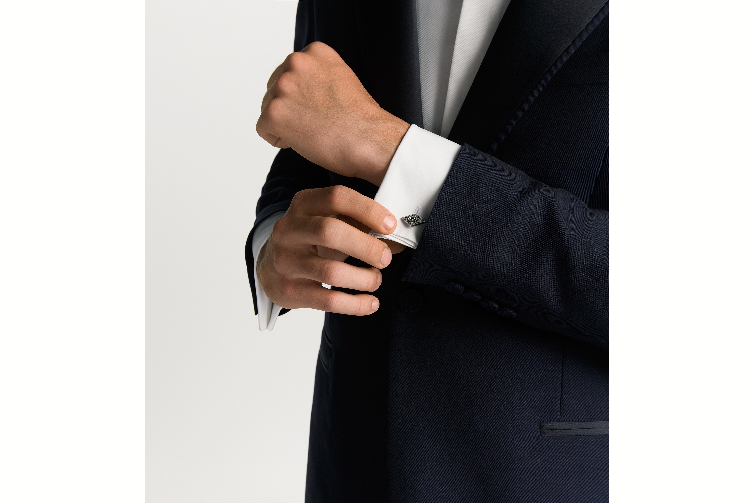 look_image_alt_prefix 铃兰袖扣 银质和灰色人工树脂 E39