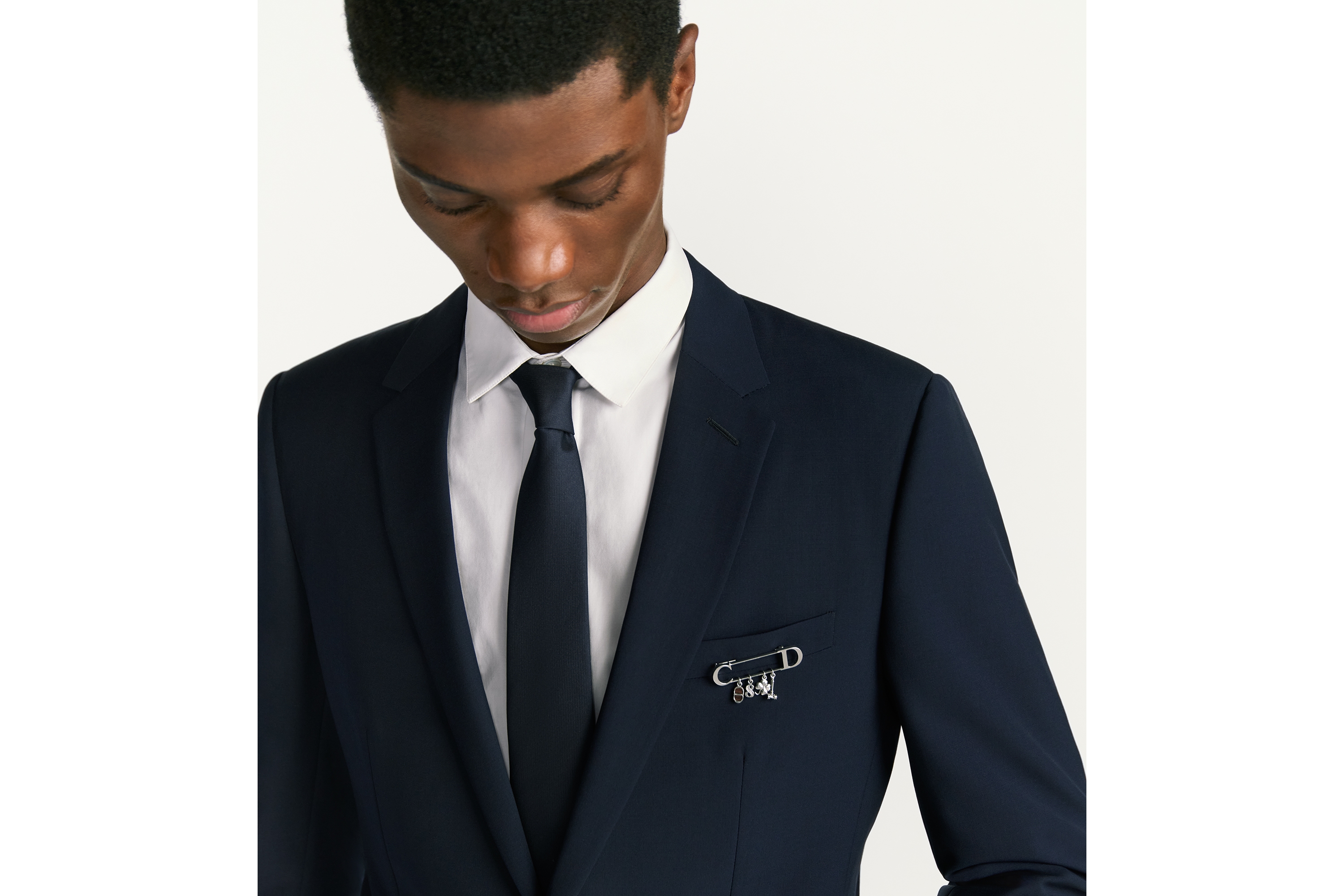 Knock on Wood 胸针 银色饰面铜合金、桑托斯木和白色晶体装饰 E39