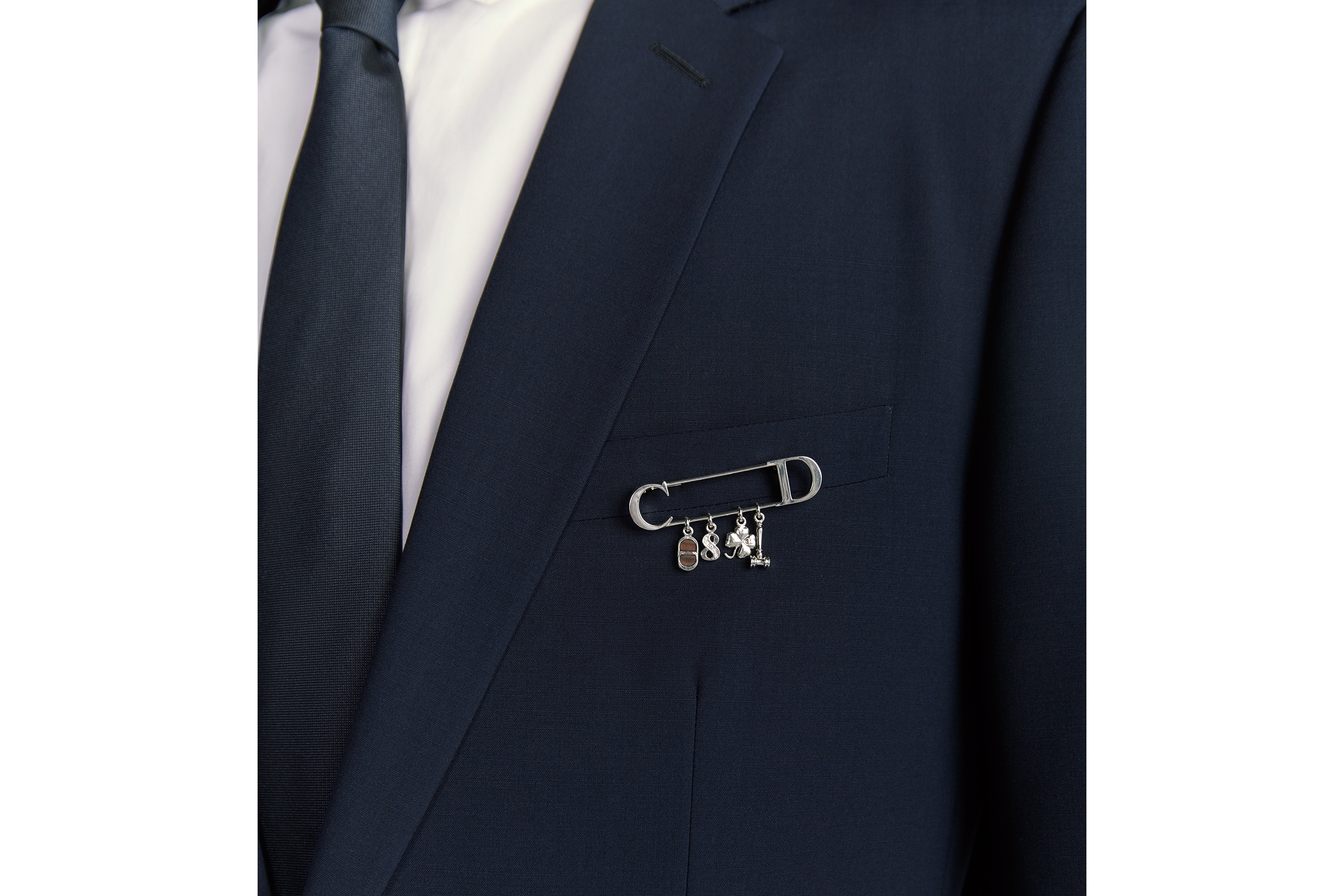 look_image_alt_prefix Knock on Wood 胸针 银色饰面铜合金、桑托斯木和白色晶体装饰 E40