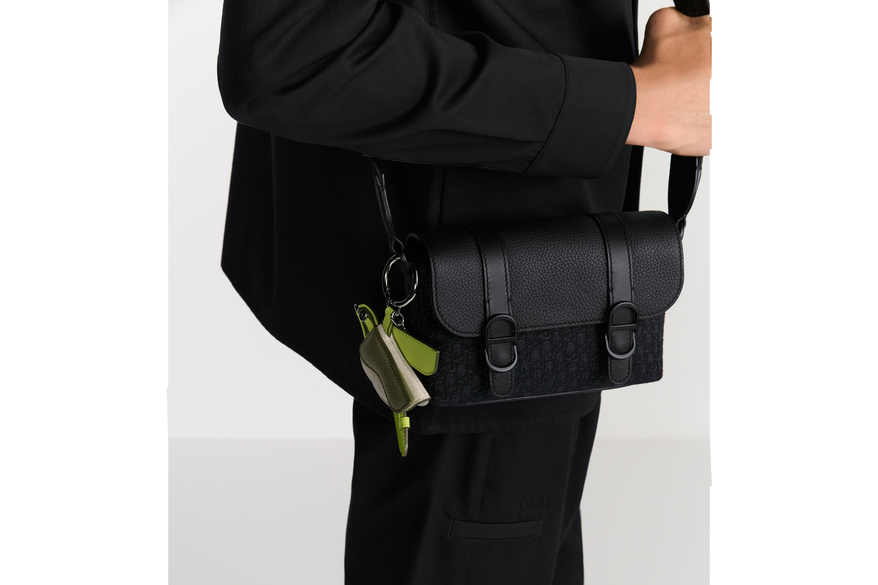 look_image_alt_prefix 马鞍飞鸟钥匙扣 绿色光滑牛皮革、卡其色粒面牛皮革、米色牛皮革超迷你 Oblique 印花 E20