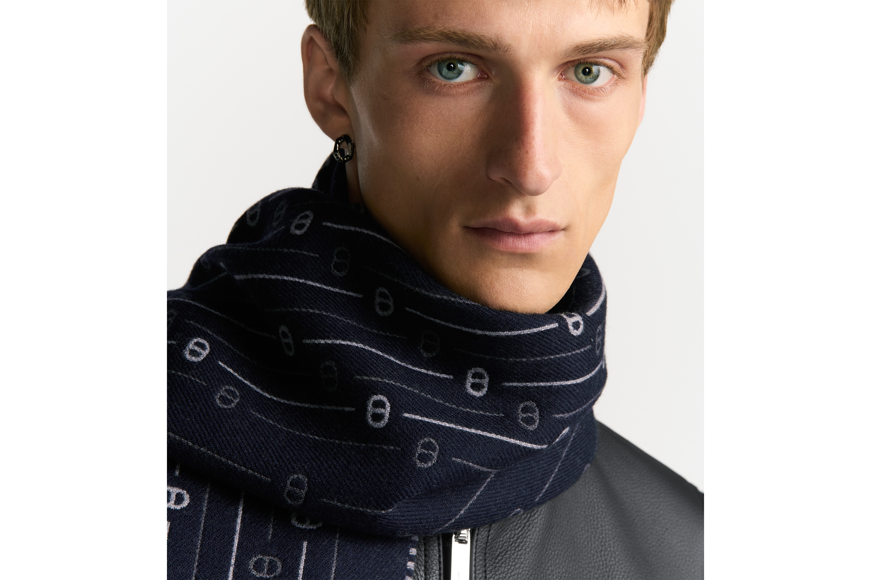 look_image_alt_prefix 围巾 深蓝色绵羊毛面料 CD Icon 条纹图案 E35