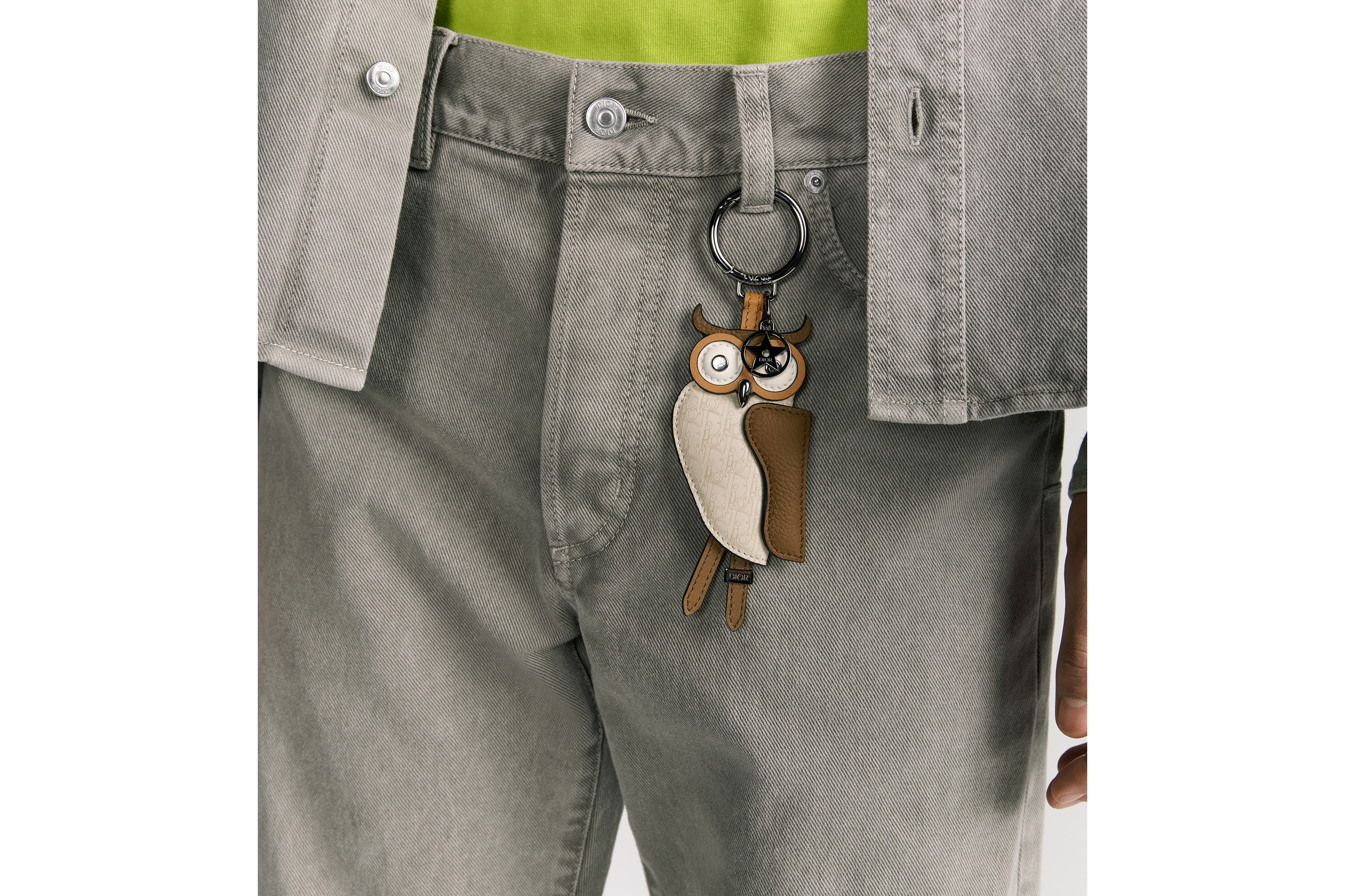 look_image_alt_prefix 马鞍猫头鹰钥匙扣 棕色光滑牛皮革、深棕色粒面牛皮革、米色牛皮革超迷你 Oblique 印花 E44