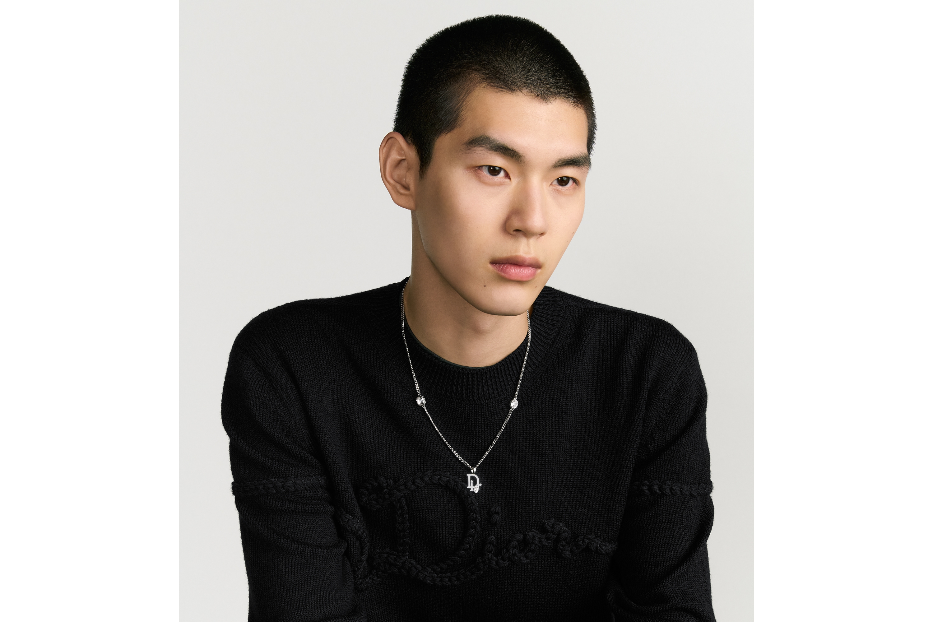 look_image_alt_prefix Dior Sparkle 吊坠项链 银色饰面铜合金搭配白色晶体和灰色人工树脂装饰 E39