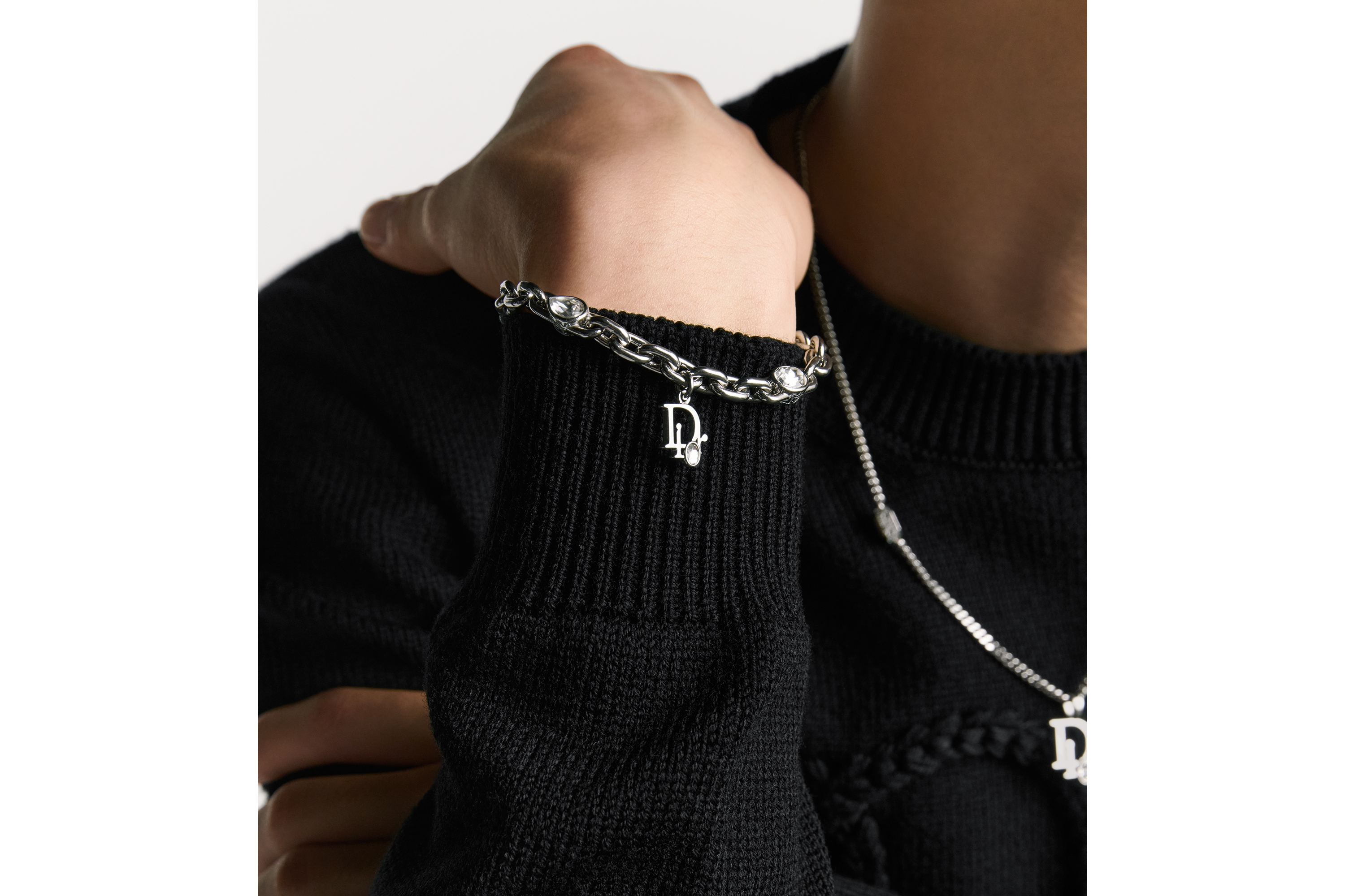 look_image_alt_prefix Dior Sparkle 链环手链 银色饰面铜合金搭配白色晶体和灰色人工树脂装饰 E42