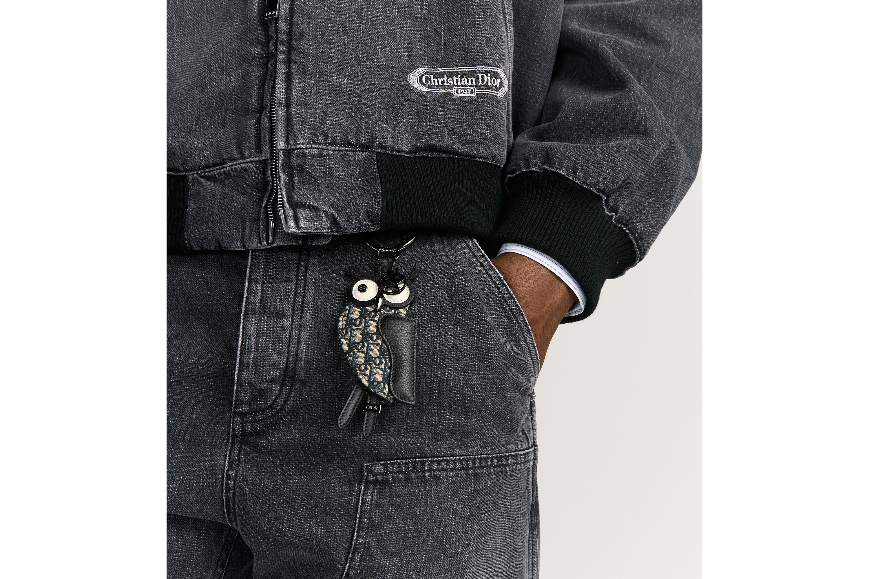 look_image_alt_prefix 马鞍猫头鹰钥匙扣 米色和黑色超迷你 Oblique 印花面料、黑色粒面牛皮革、黑色光滑牛皮革 E40