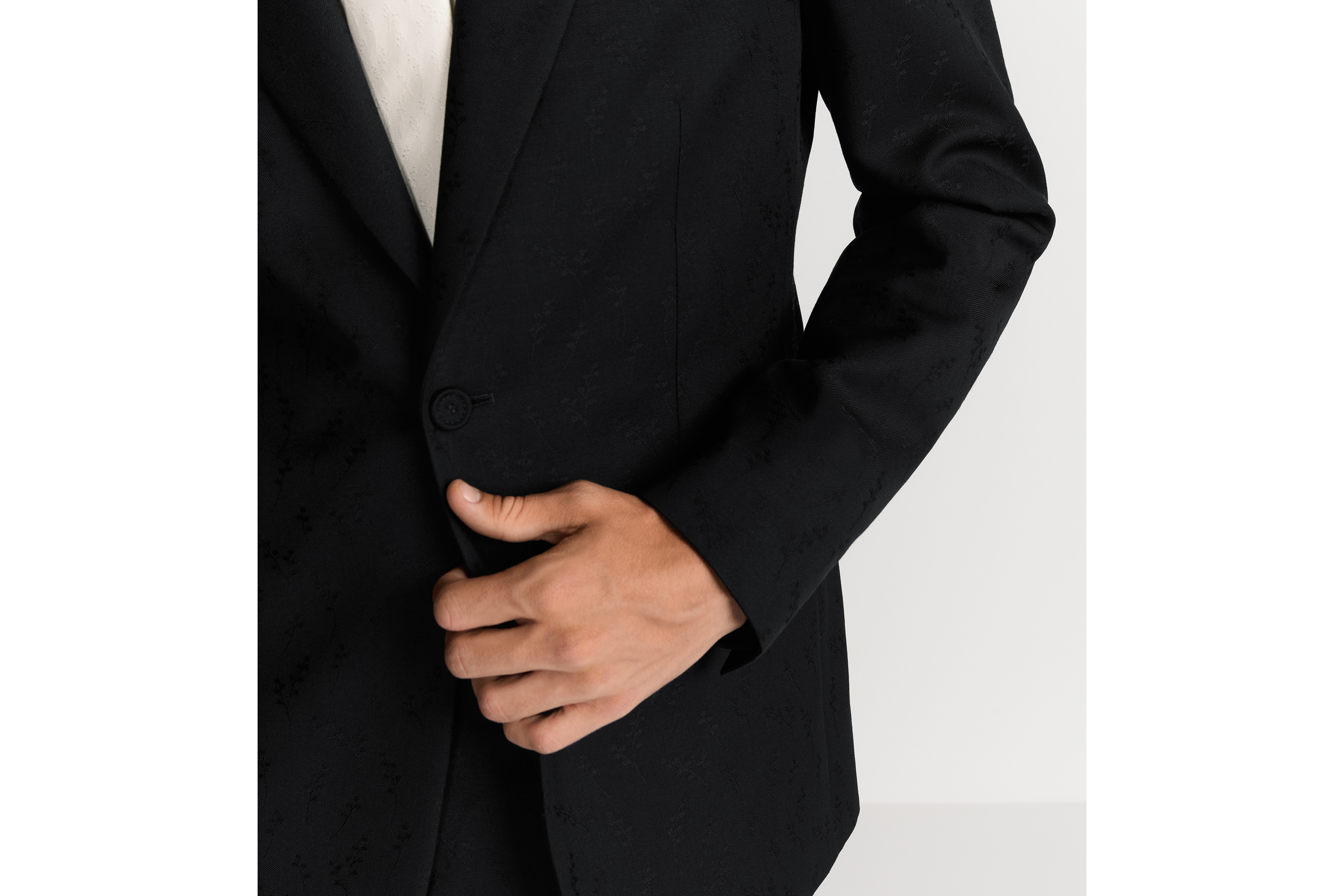 look_image_alt_prefix 单西 黑色绵羊毛混纺提花面料铃兰图案 E04