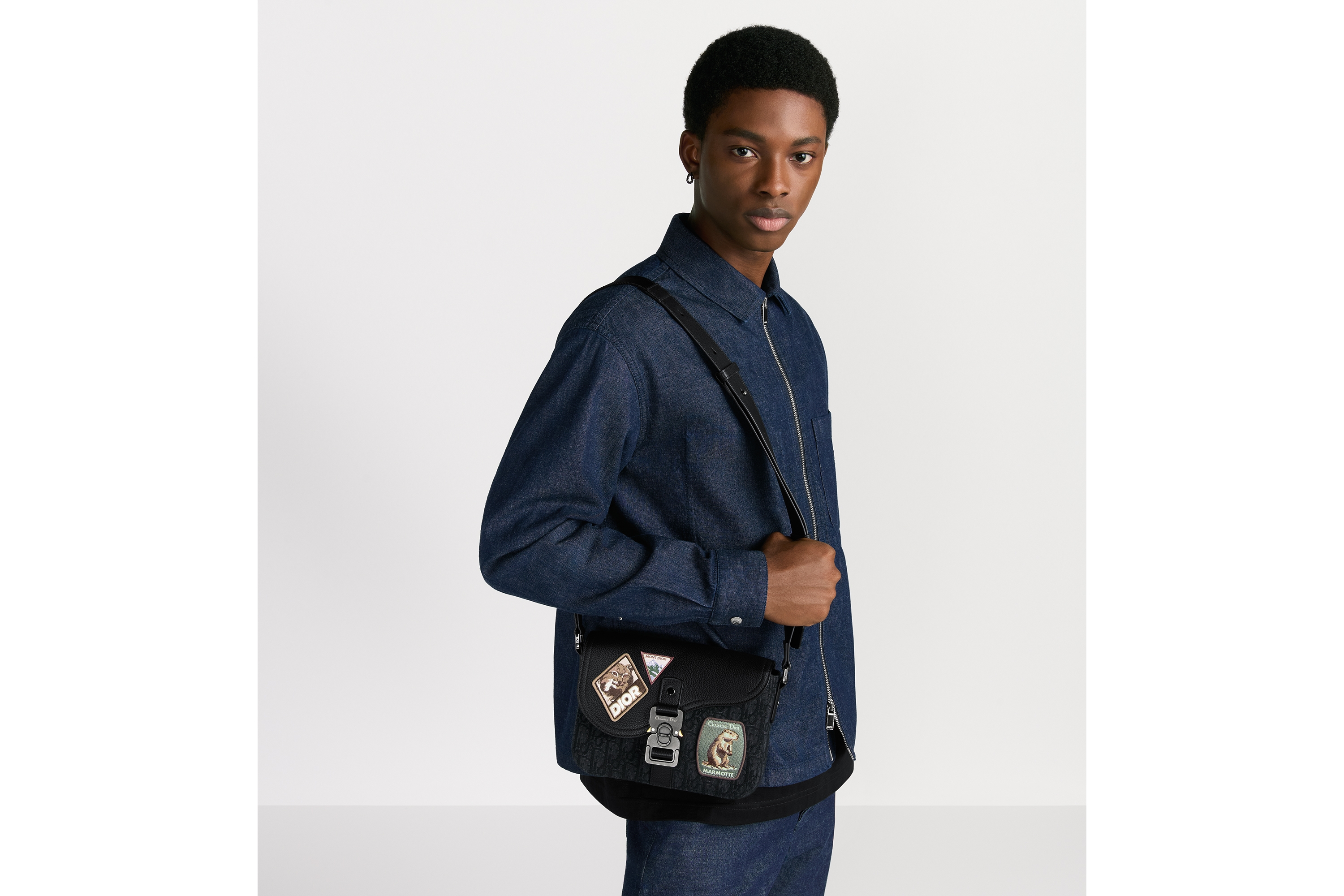 小号马鞍翻盖信使包 黑色 Oblique 印花面料、黑色粒面牛皮革和多色 Dior Mountain 图案补丁 E19