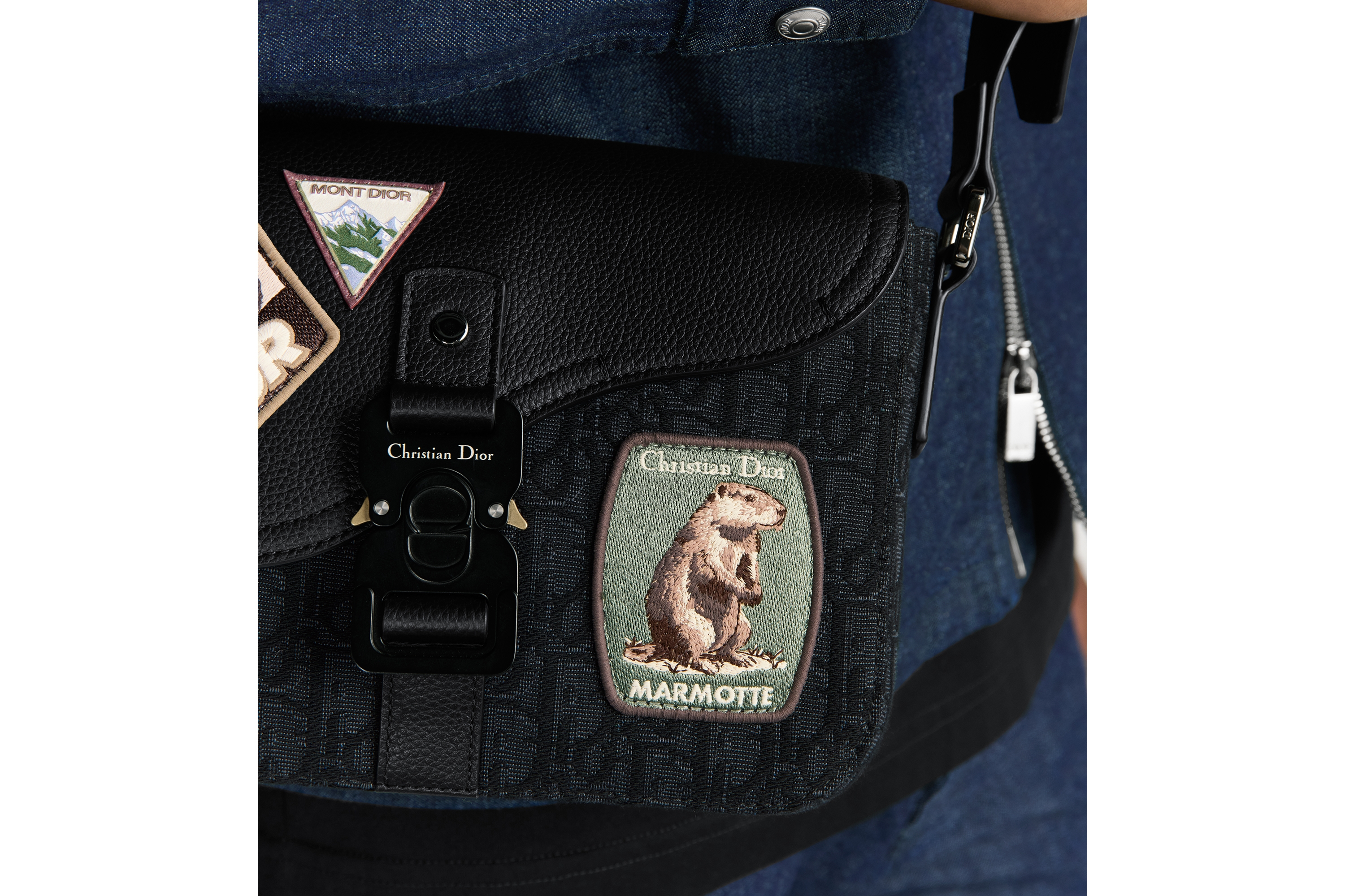 look_image_alt_prefix 小号马鞍翻盖信使包 黑色 Oblique 印花面料、黑色粒面牛皮革和多色 Dior Mountain 图案补丁 E20