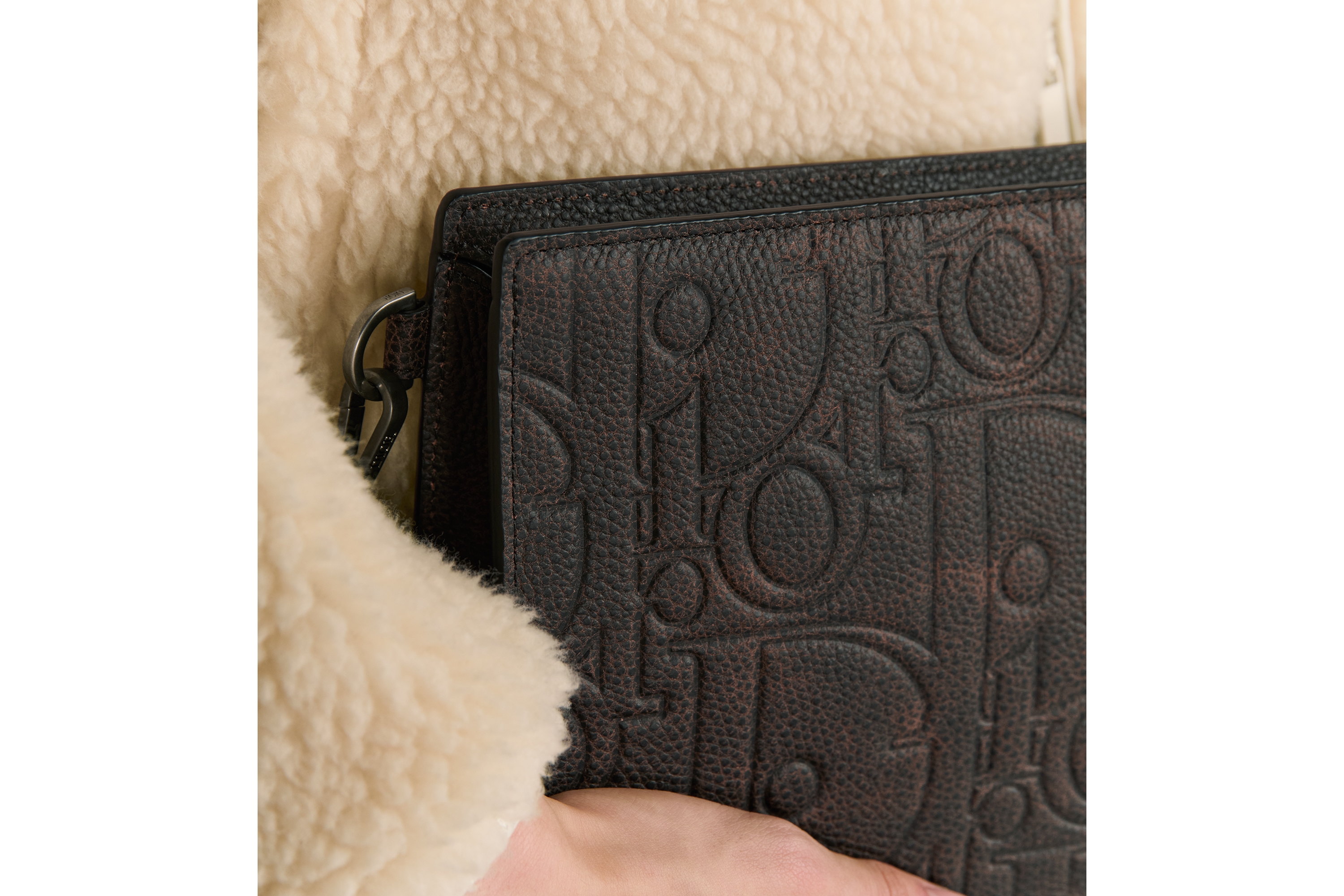 look_image_alt_prefix A5 三角形手拿包 棕色 Dior Gravity Vintage 印花效果皮革 E22