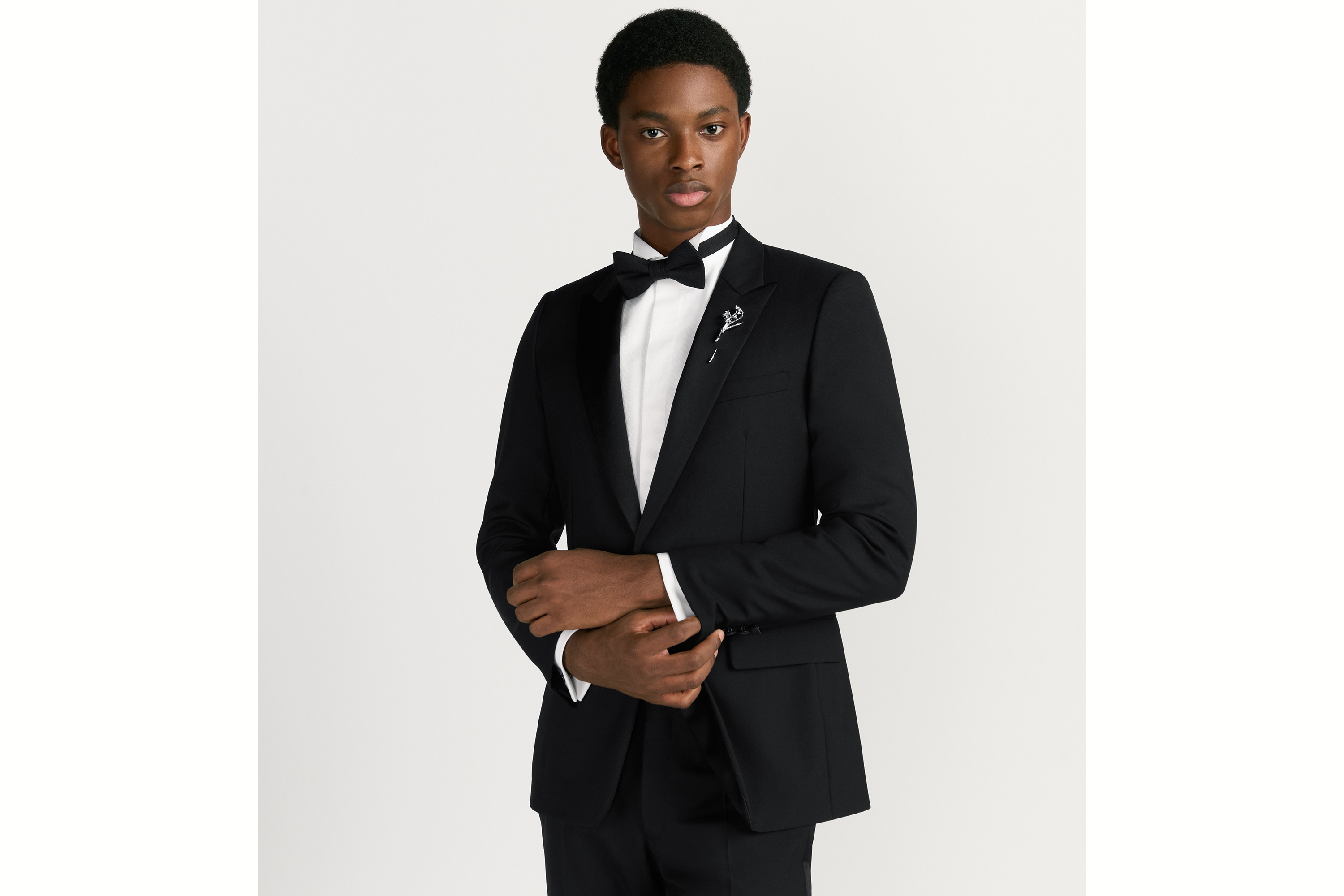 look_image_alt_prefix 铃兰胸针 银色饰面铜合金和白色晶体装饰 E39