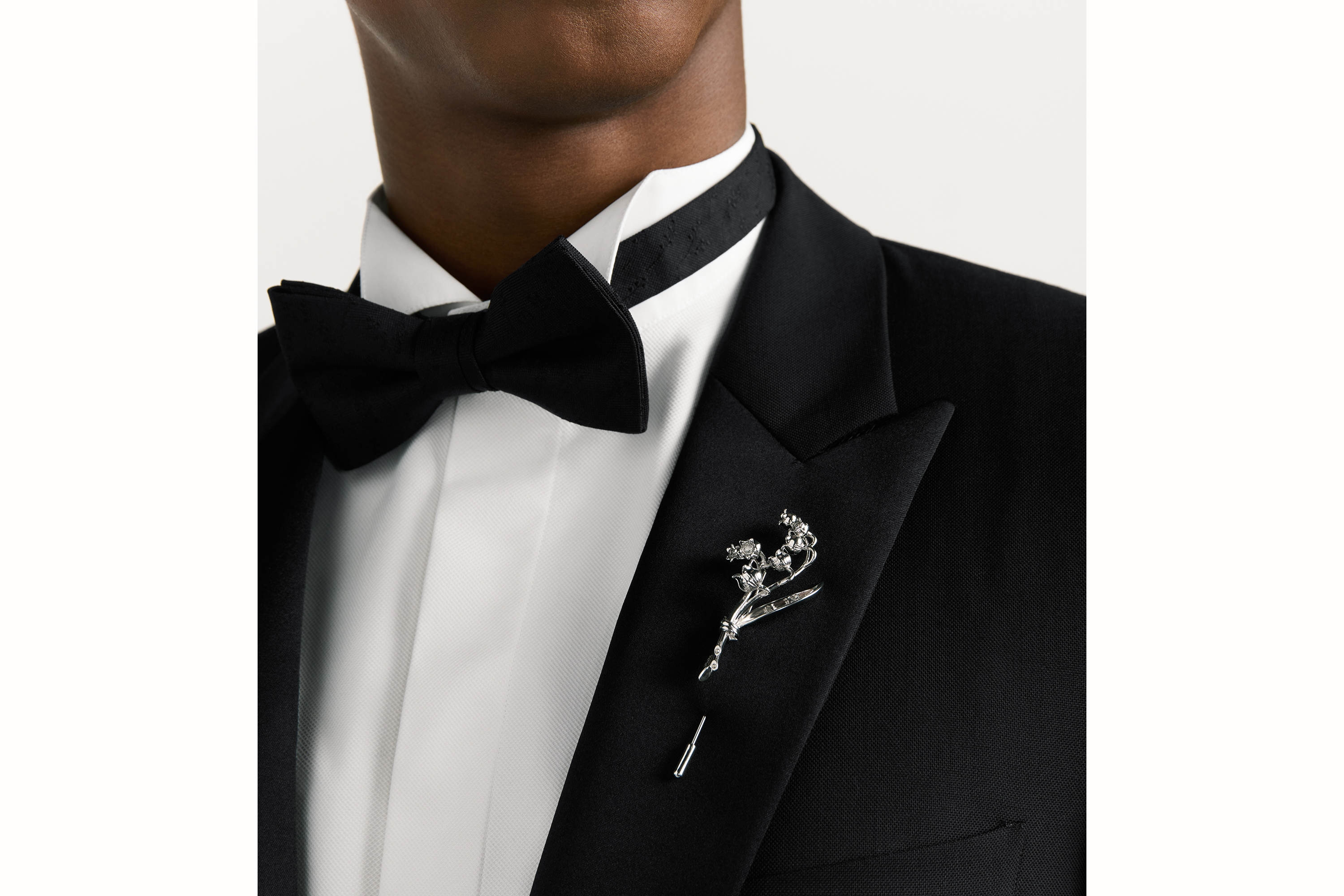 look_image_alt_prefix 铃兰胸针 银色饰面铜合金和白色晶体装饰 E40