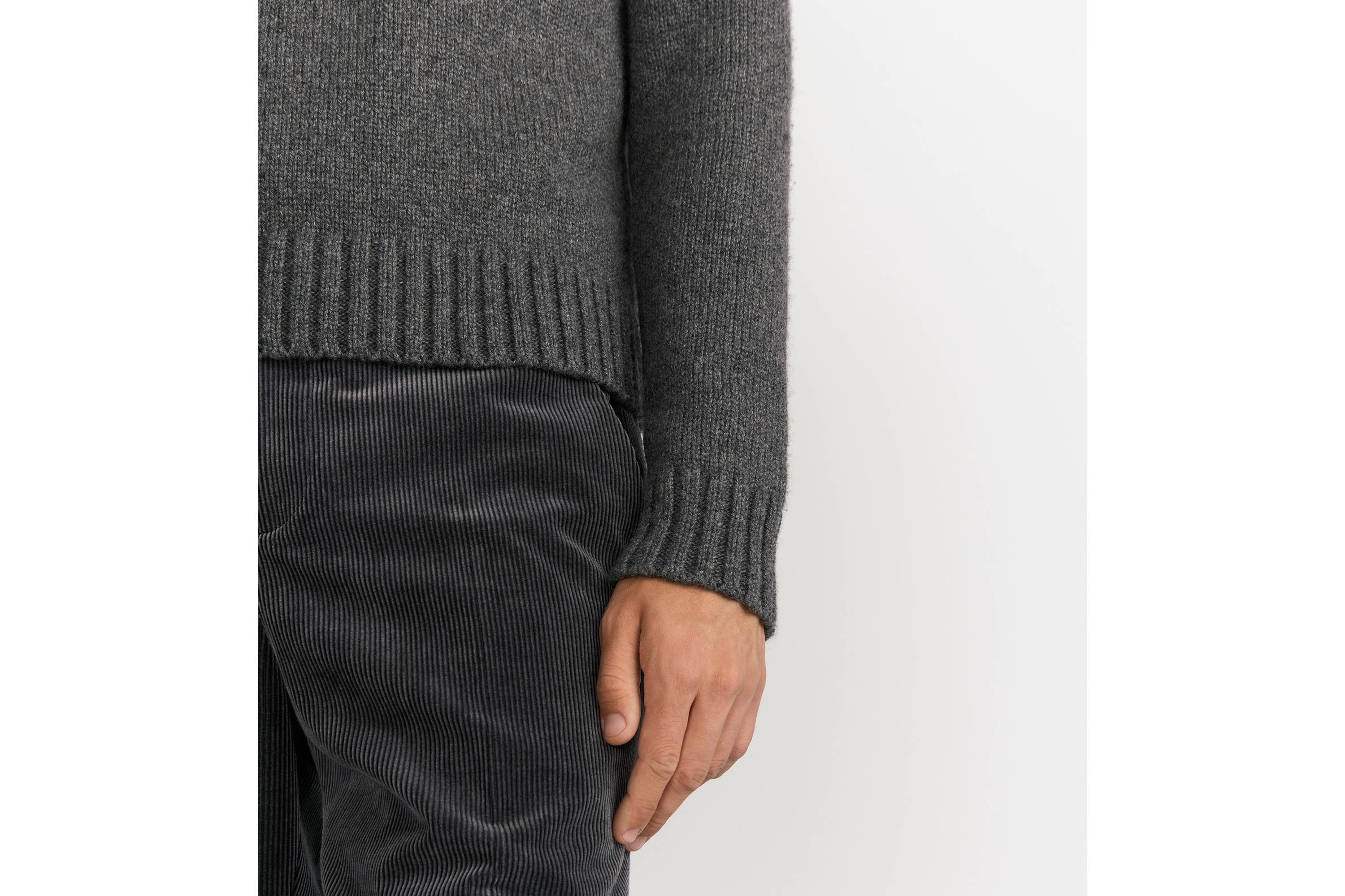 look_image_alt_prefix Dior Icons 针织衫 灰色山羊绒平纹针织面料 E10