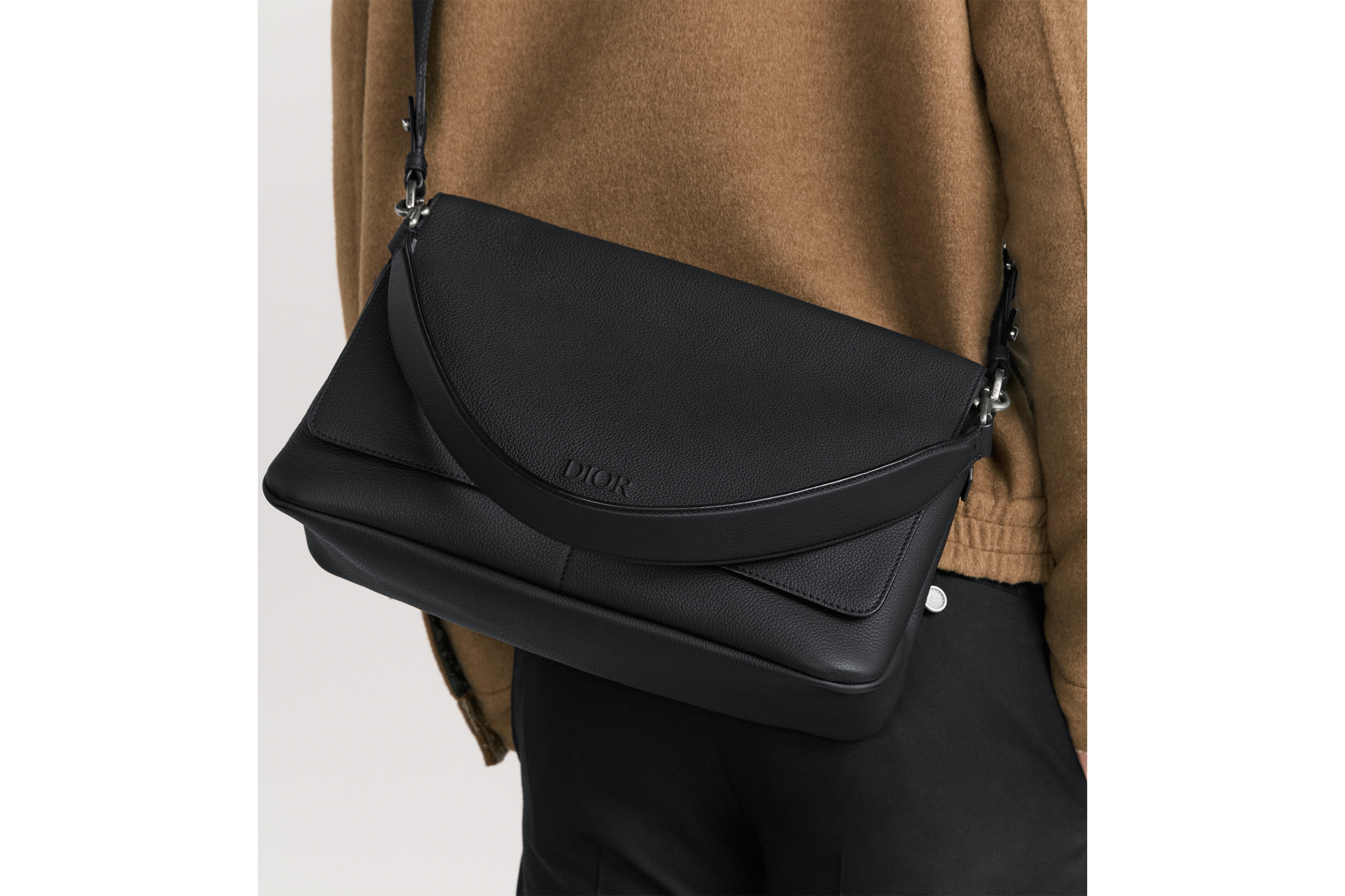 look_image_alt_prefix Dior Privé 翻盖信使包 黑色 Dior Icons 牛皮革 E20