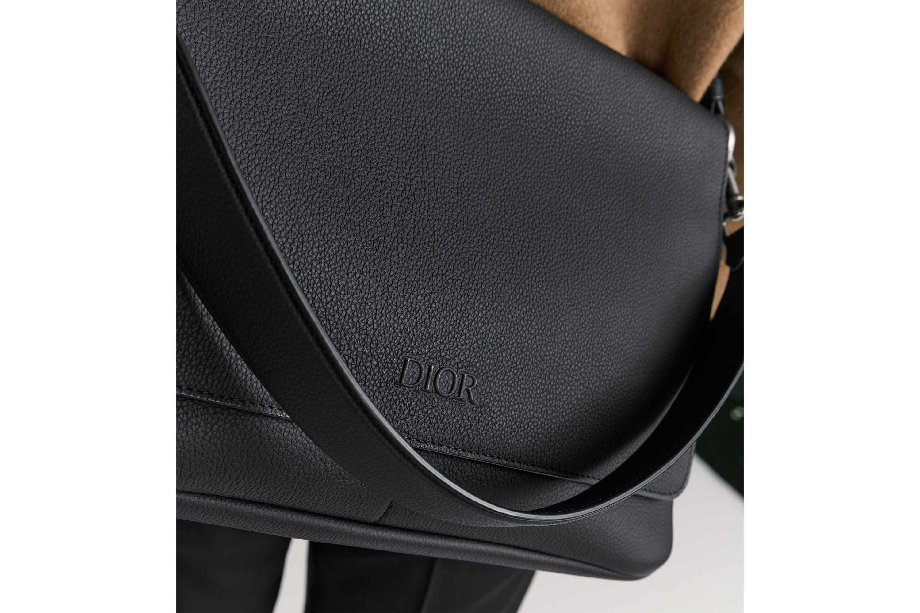 look_image_alt_prefix Dior Privé 翻盖信使包 黑色 Dior Icons 牛皮革 E22