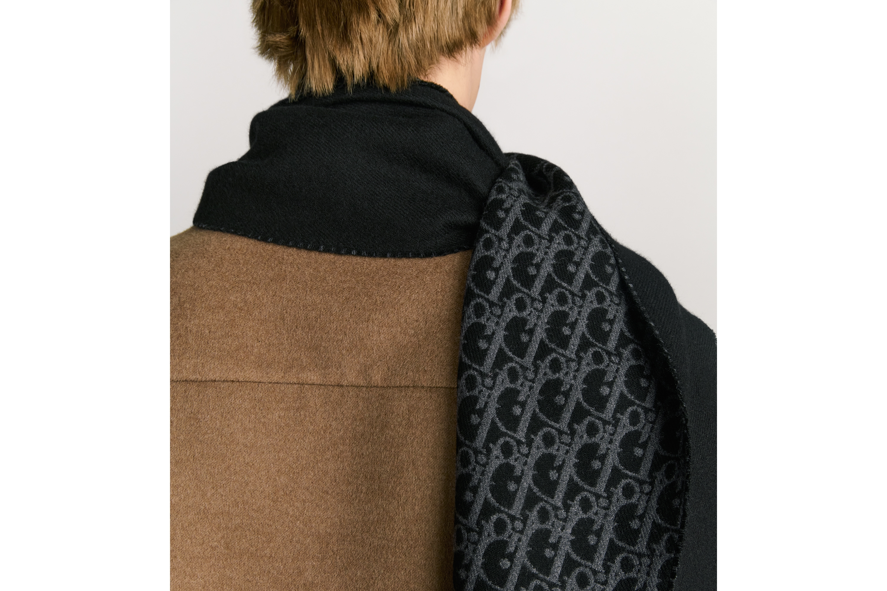 look_image_alt_prefix 双面围巾 黑色和深灰色绵羊毛和山羊绒混纺面料 Oblique 印花 E33